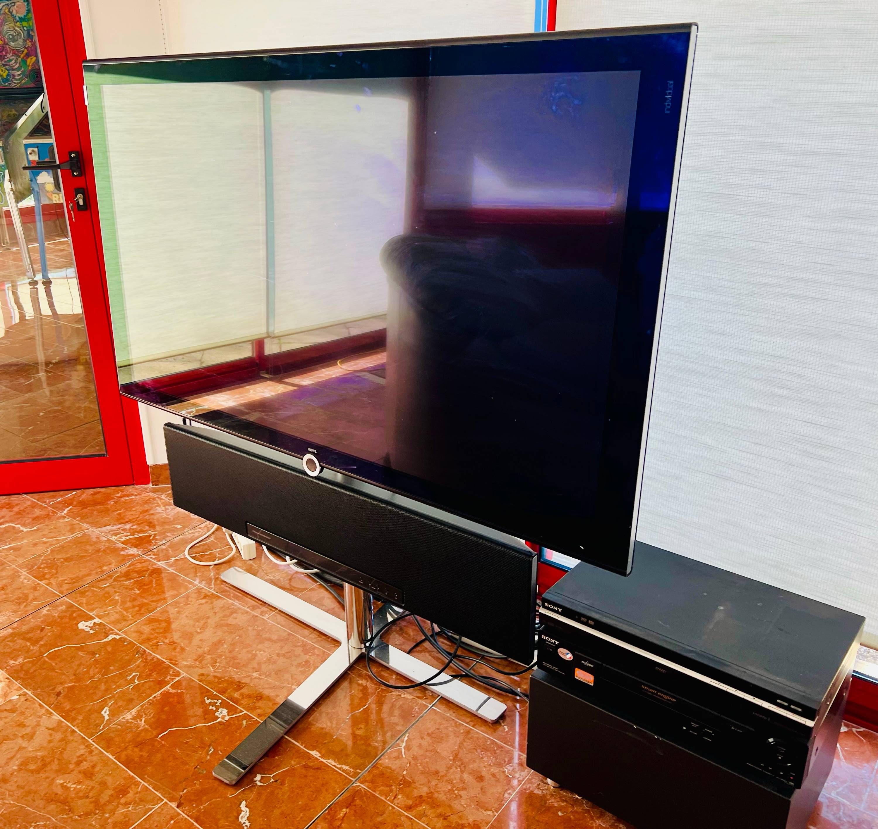 Vends système Loewe Individual 55 complet – TV + barre de son + caisson + pied articulé