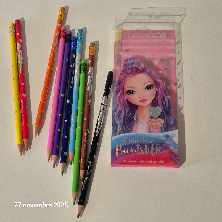 Vends carnet de dessins top model et ses crayons de couleurs gommables