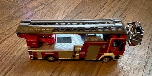 Camion de pompier et son échelle très leger