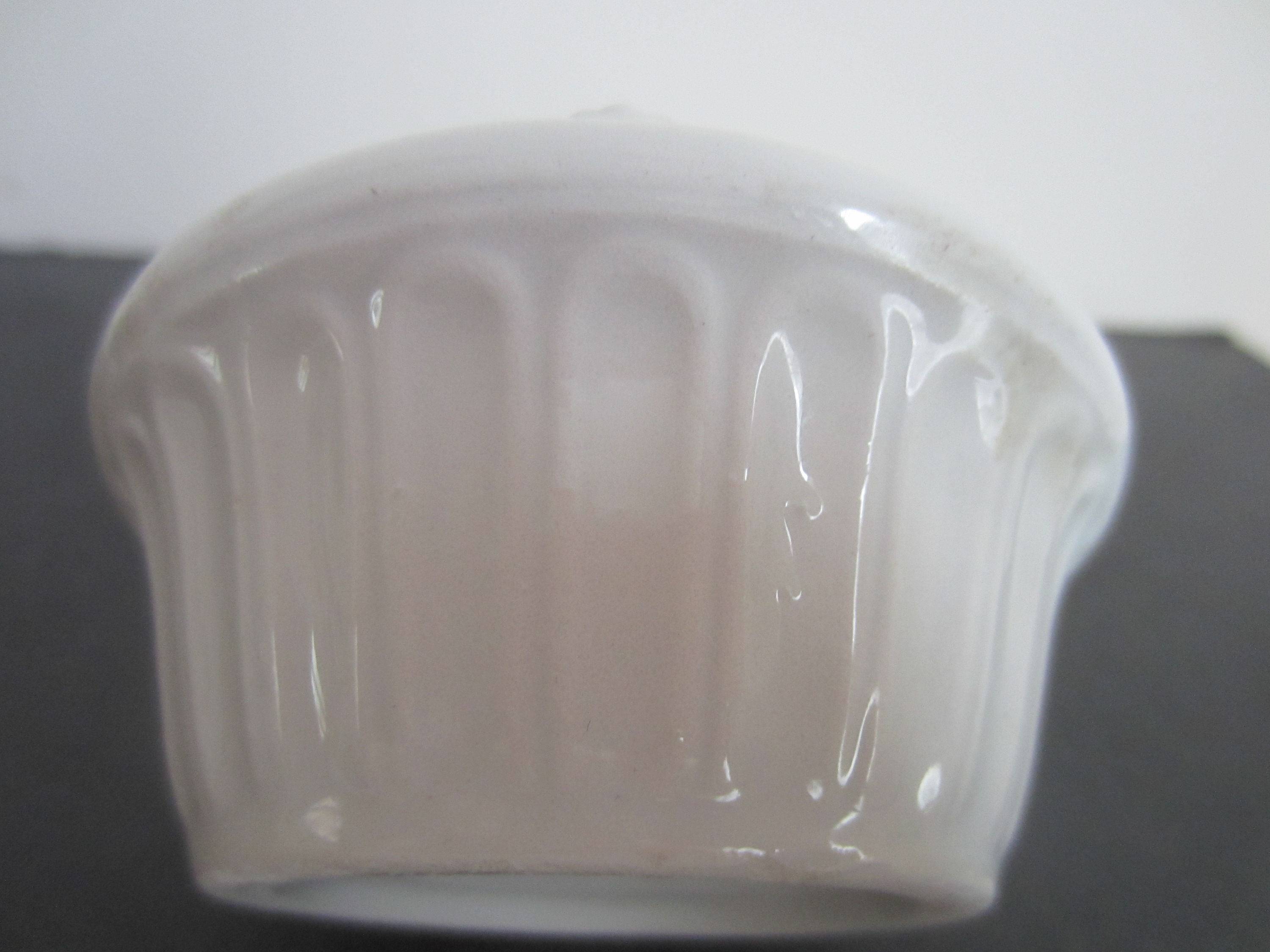 Vends pique-fleurs ancien en porcelaine blanche de Saxe état neuf