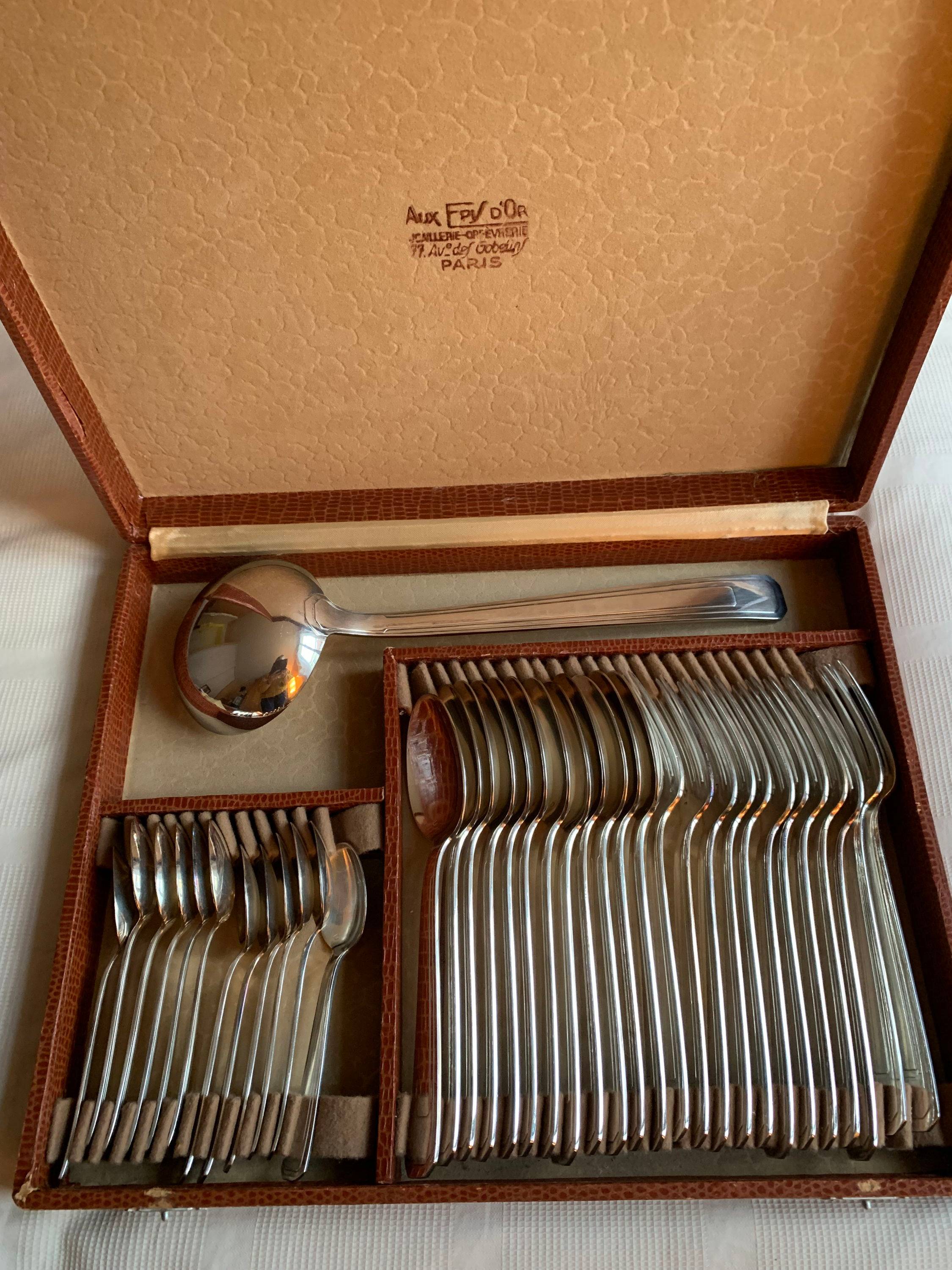 Vends ménagère métal argenté 37 pièces