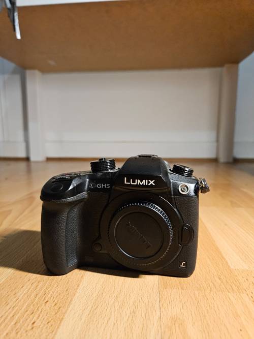 Vends Panasonic Lumix GH5 + objectif 35–100mm f/2.8 + sac et accessoires (setup vidéo/photo complet)