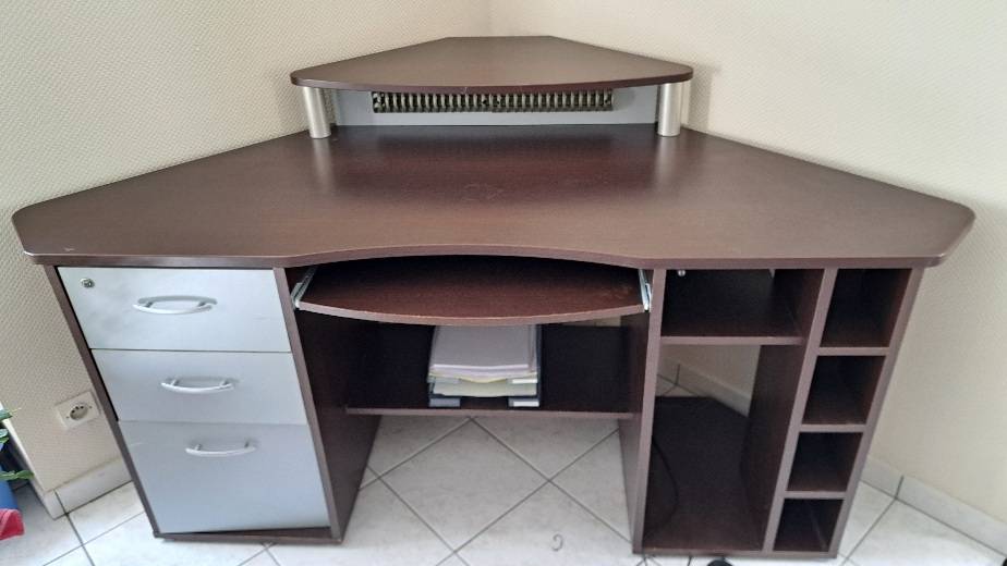 Donne bureau d'angle avec rangements en très bon état