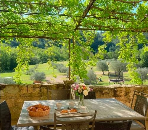 Loue maison en pierre avec vue et terrasse au cœur du Luberon et des oliviers - 6 couchages