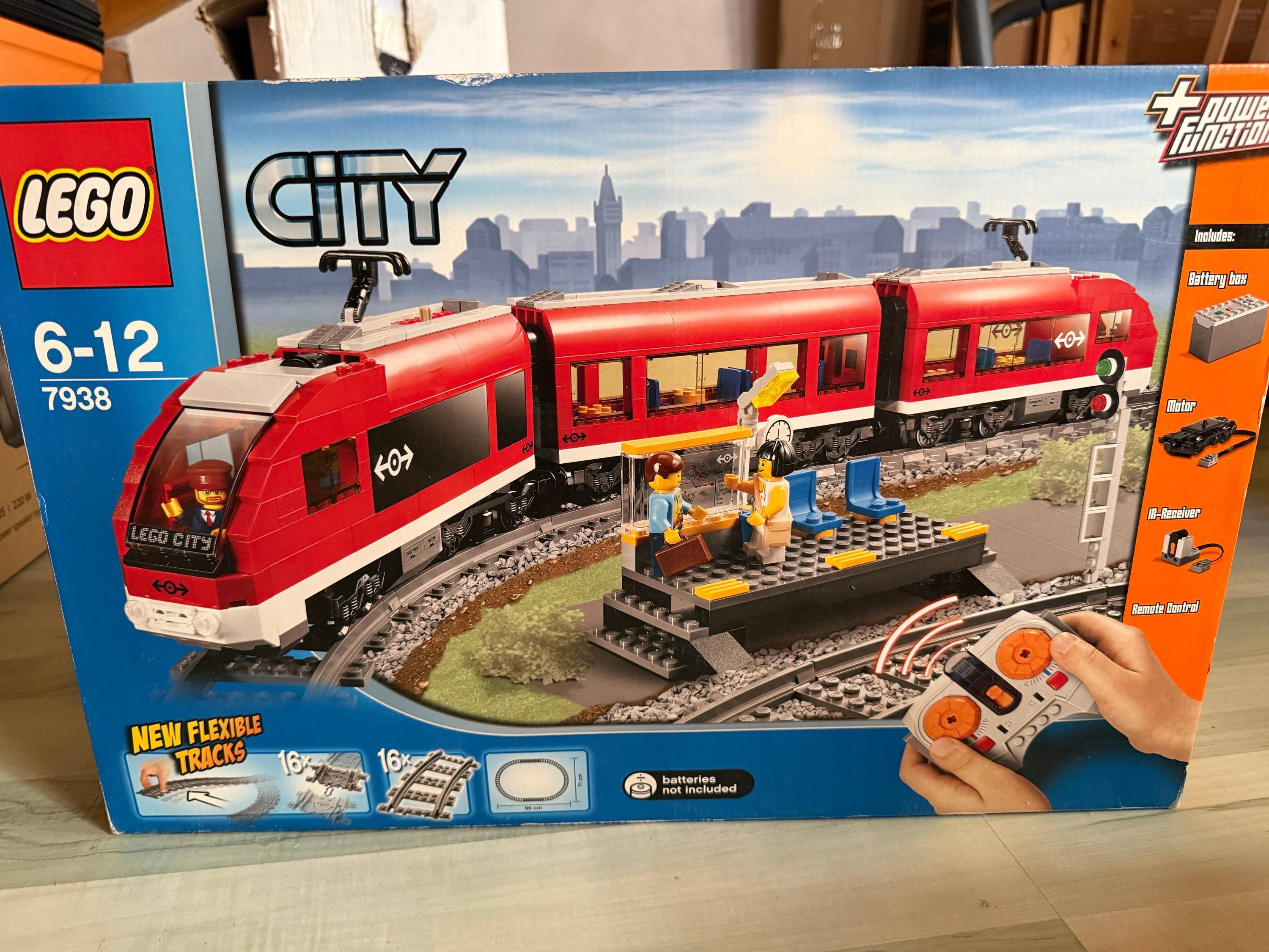 Vends train électrique LEGO City numéro 7938 "Train de voyageurs"