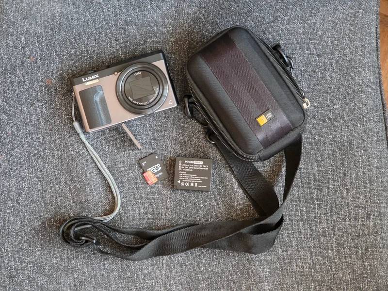 Vends appareil photo Panasonic TZ90 gris, compact, zoom puissant + accessoires