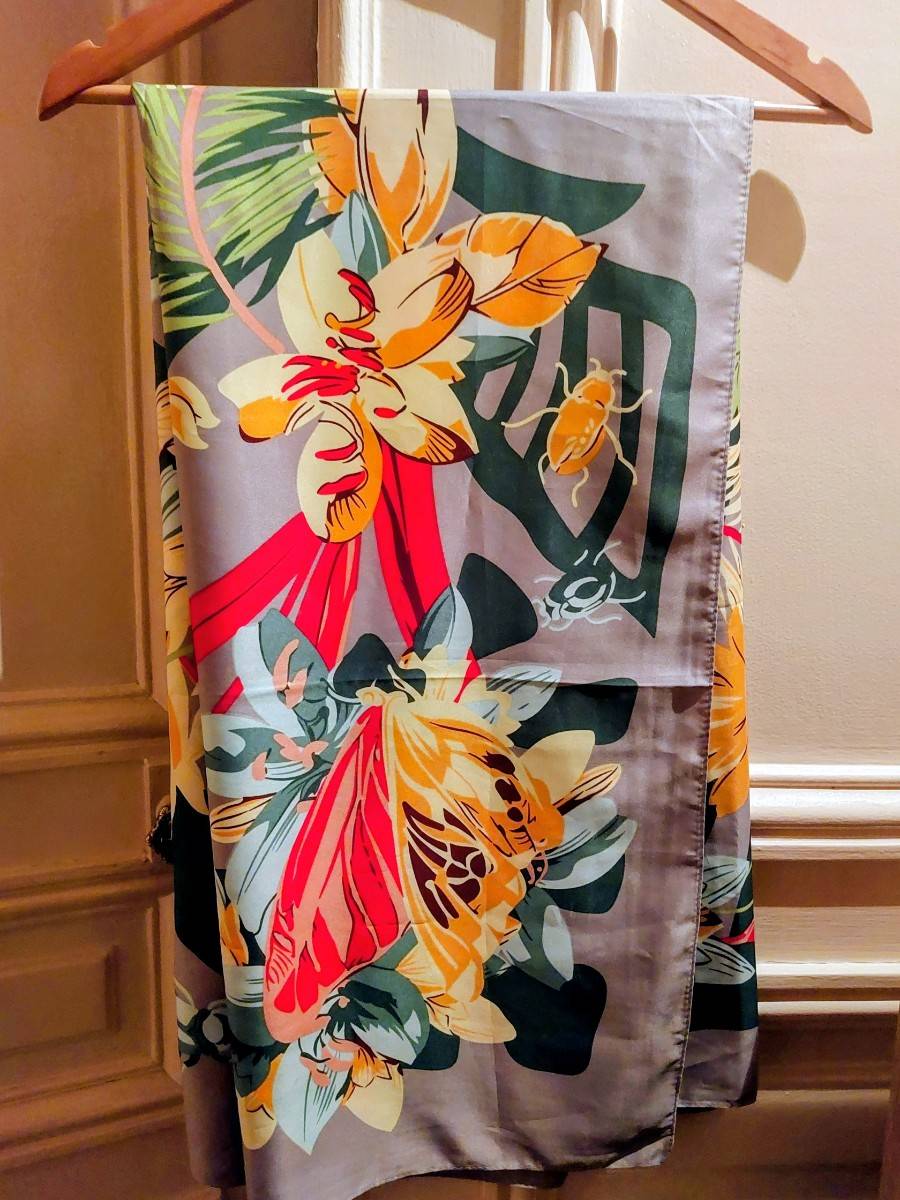Vends grand foulard carré 100% soie
