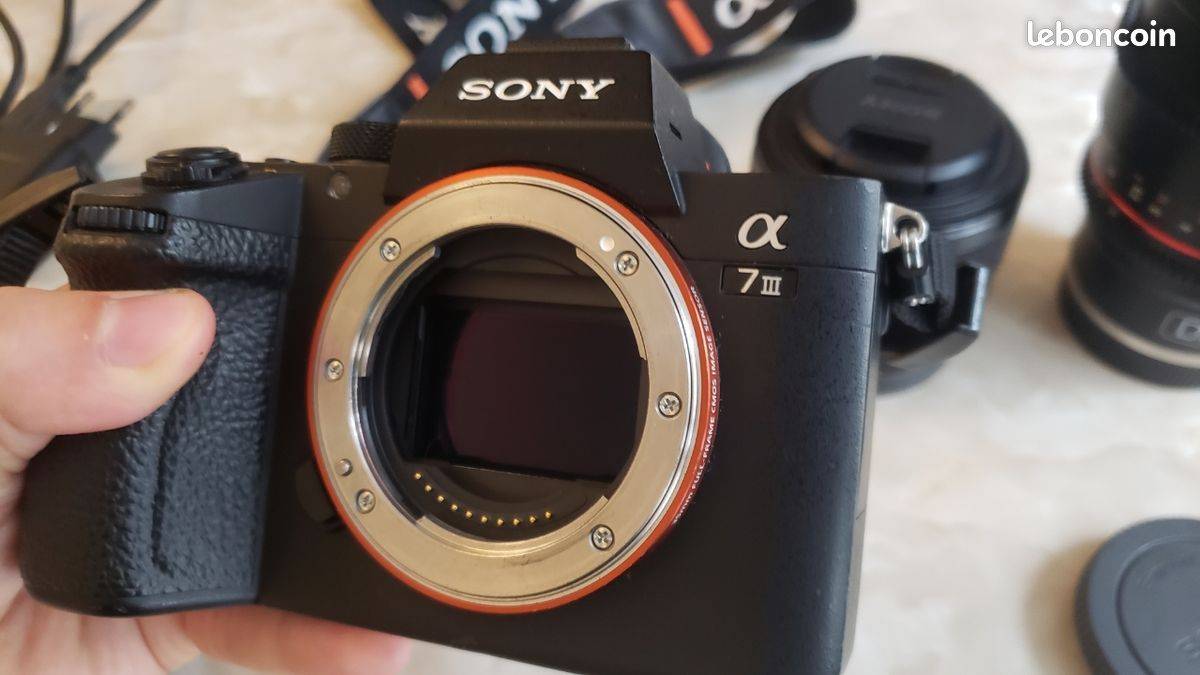 Vends Sony A7III + 50mm f/1.8 et 85mm f/1.5 + 3 batteries Sony et chargeur