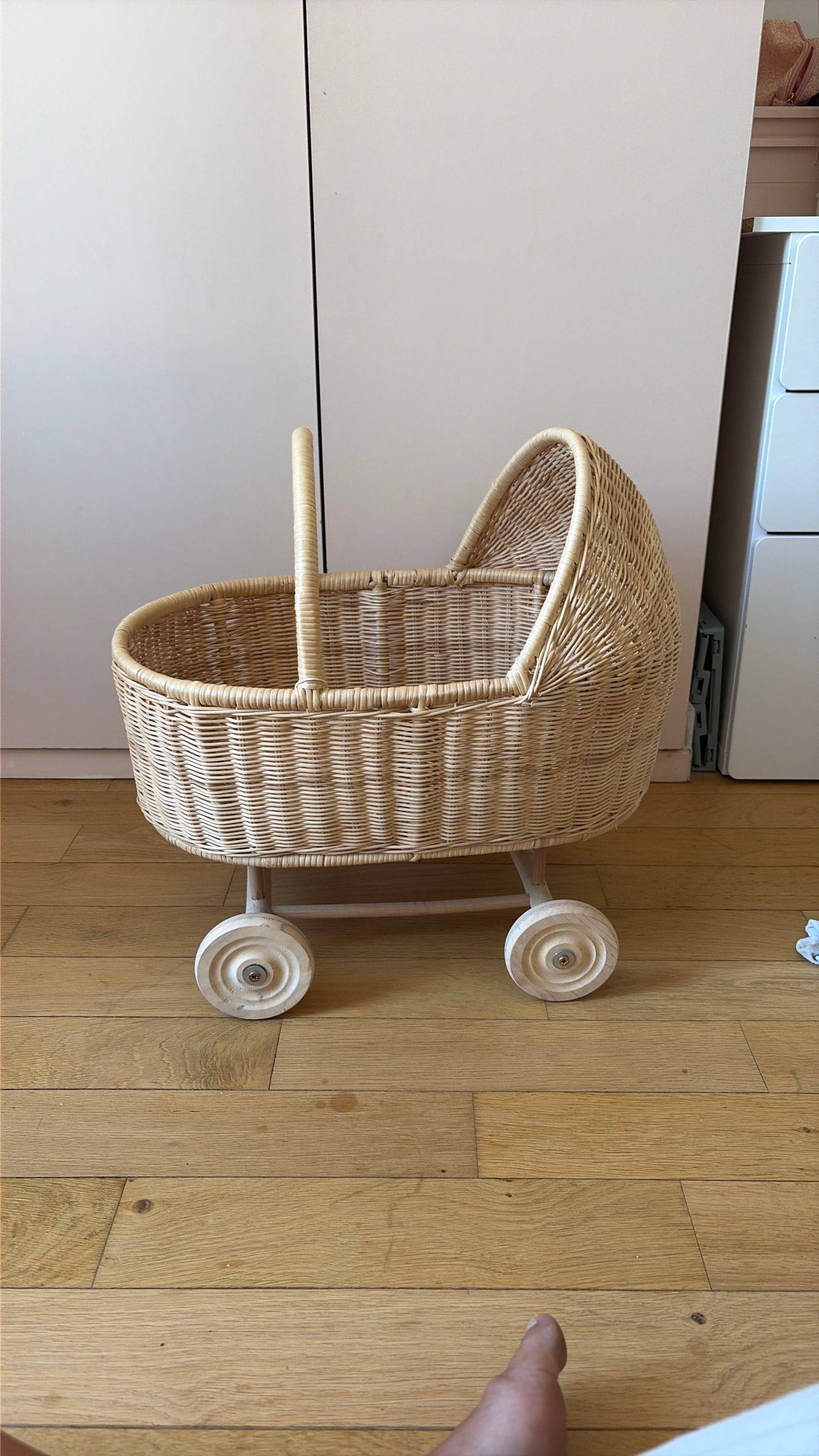 Vends authentique landau pour poupée en rotin tressé