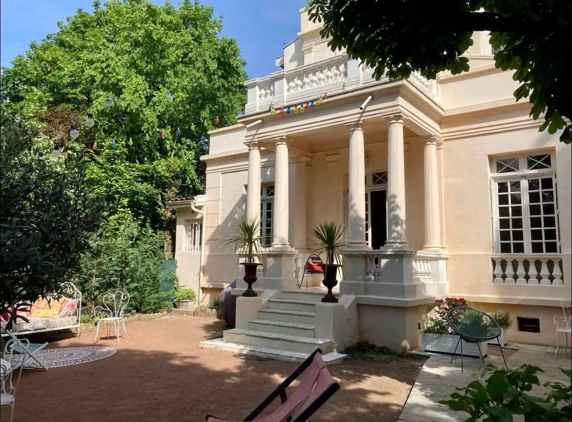 Propose maison avec jardin, terrasse et piscine : idéale pour vos événements familiaux