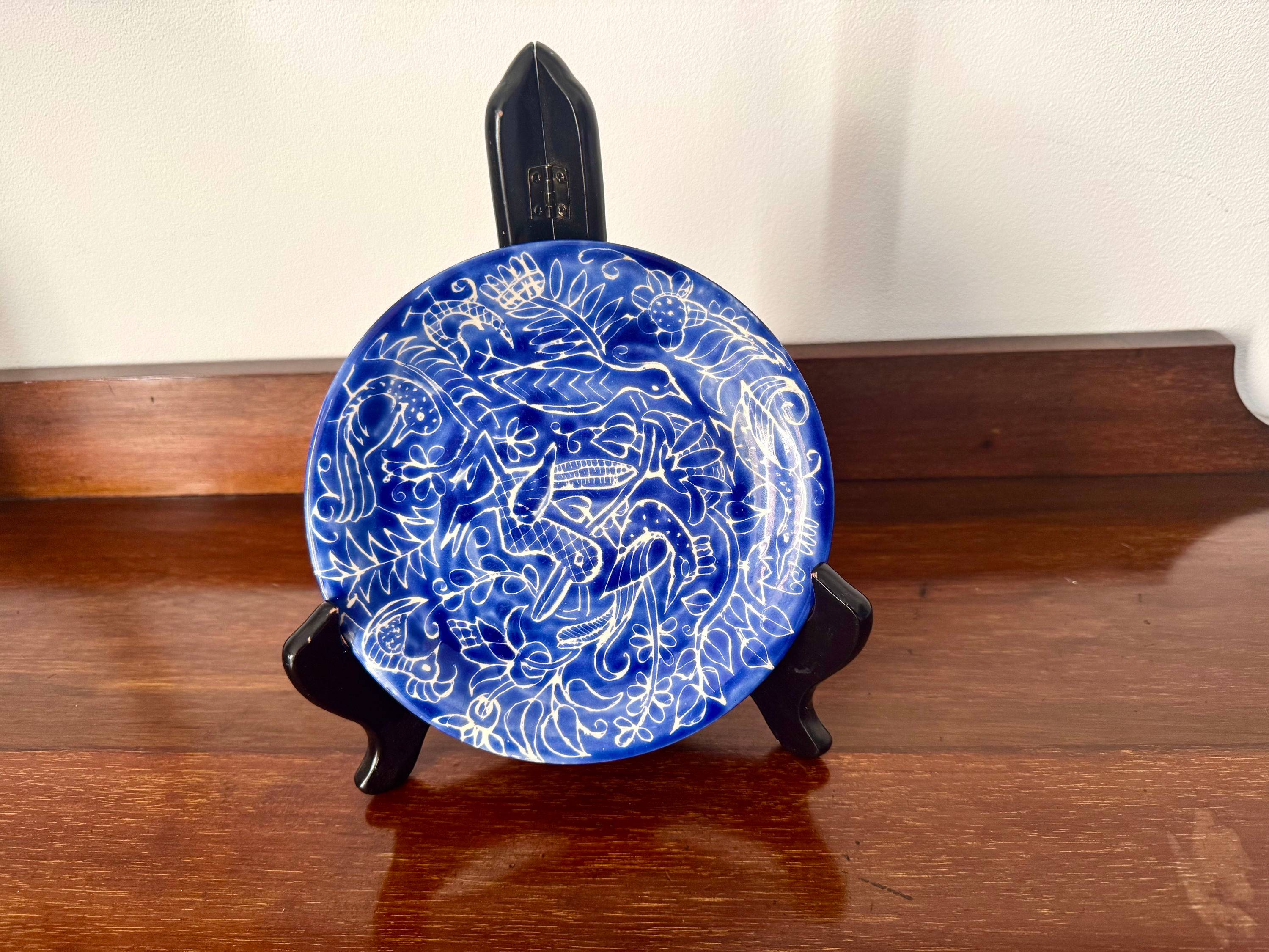 Vends assiette décorative artisanale bleu cobalt – décor oiseaux stylisés – céramique peinte à la main