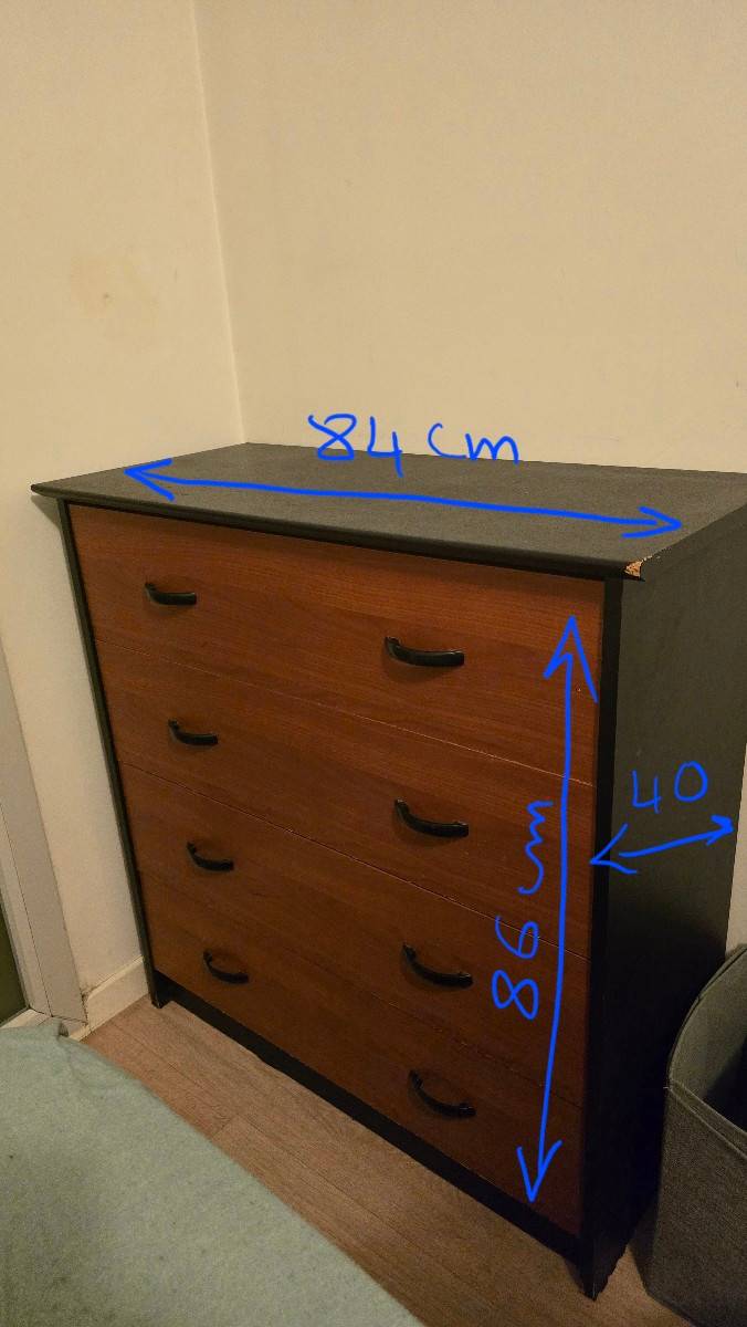 Vends une commode à tiroirs