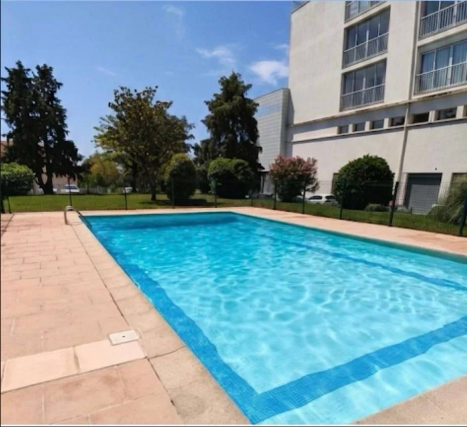 Vends appartement entièrement rénové avec grande piscine - 70m² - 3ème étage vue dégagée mer