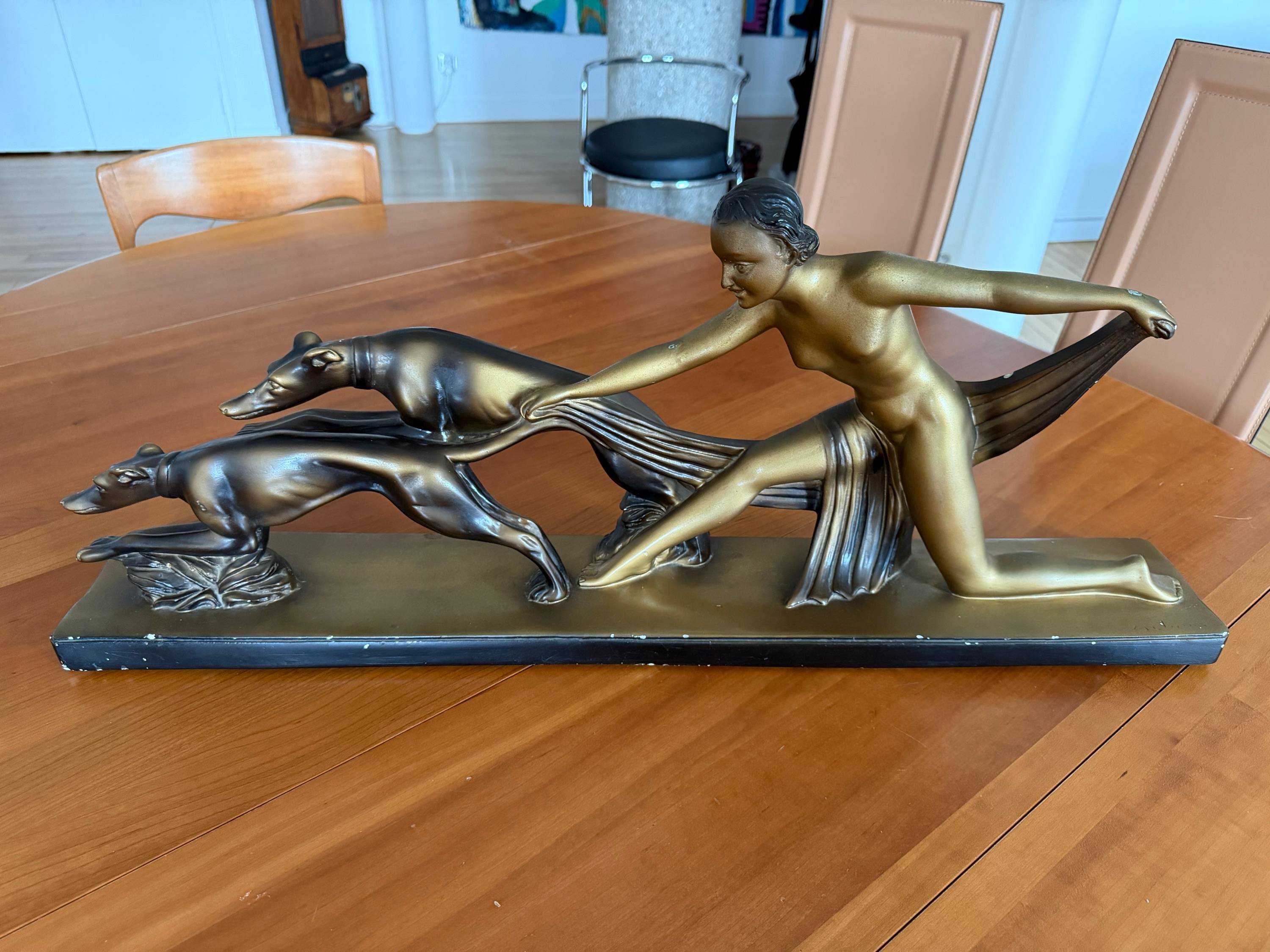 Vends sculpture Art déco femme aux lévriers, plâtre patiné bronze - années 1930