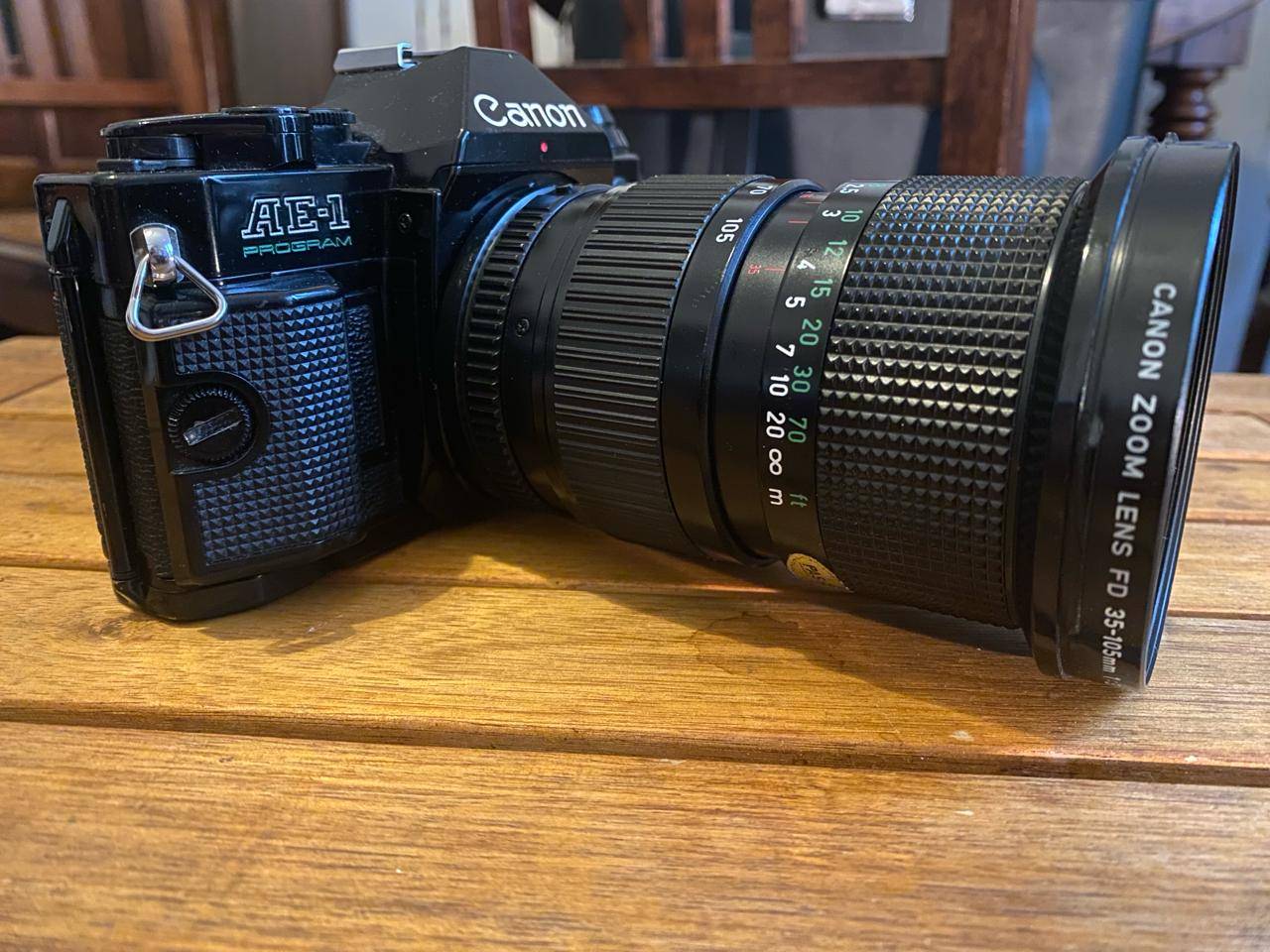 Vends un Canon AE1 Program noir en parfait état avec des accessoires