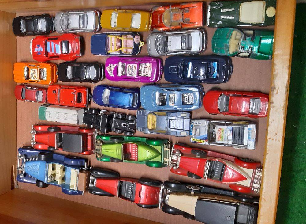 Vends lot de voitures miniatures en bon état