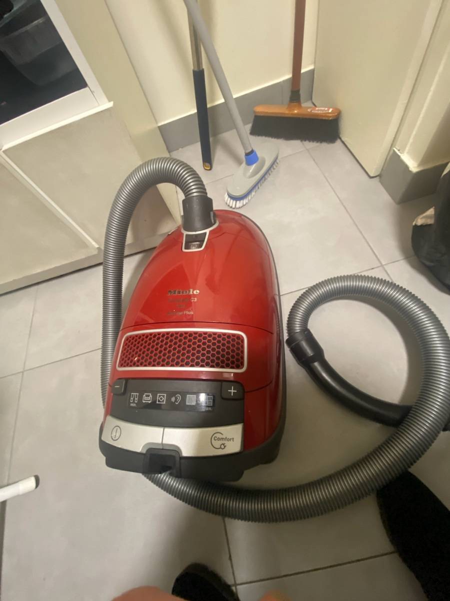 Vends aspirateur Miele red