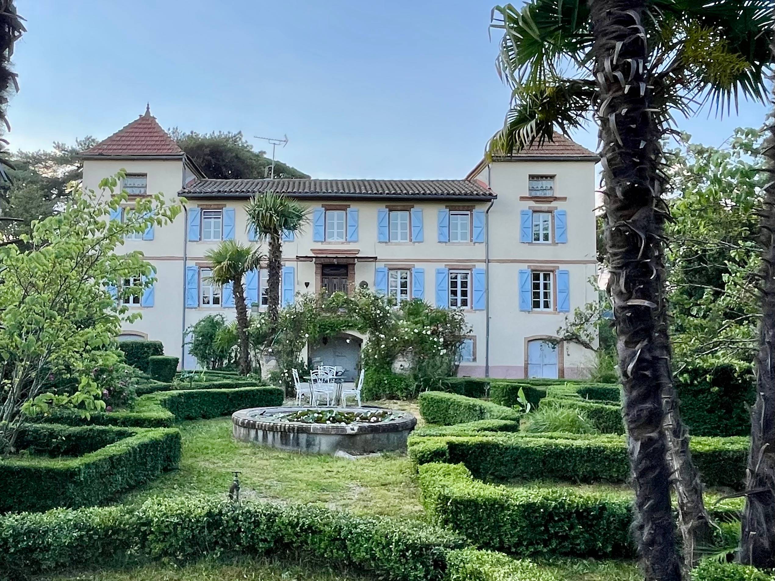 Vends château de charme - 400m² - jardin à la française, parc arboré et piscine
