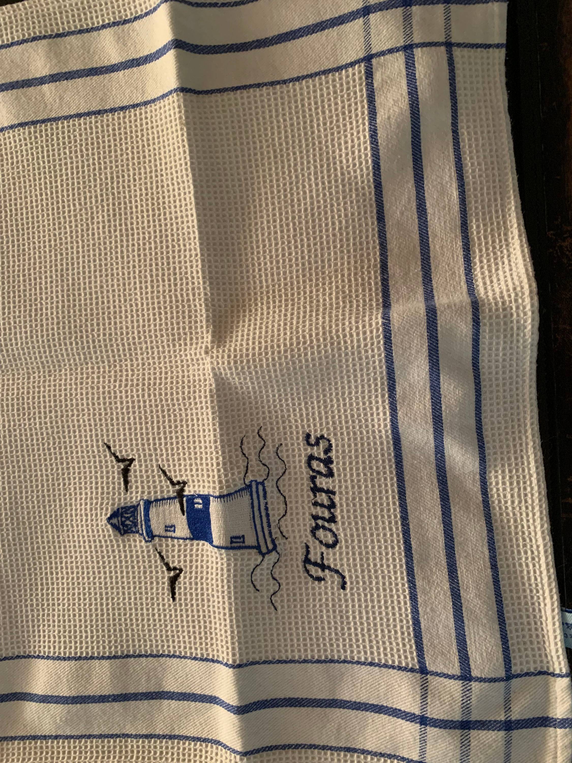 Vends très joli essui main en coton gauffré, assorti à la serviette de toilette Fouras. Marque Air Marin