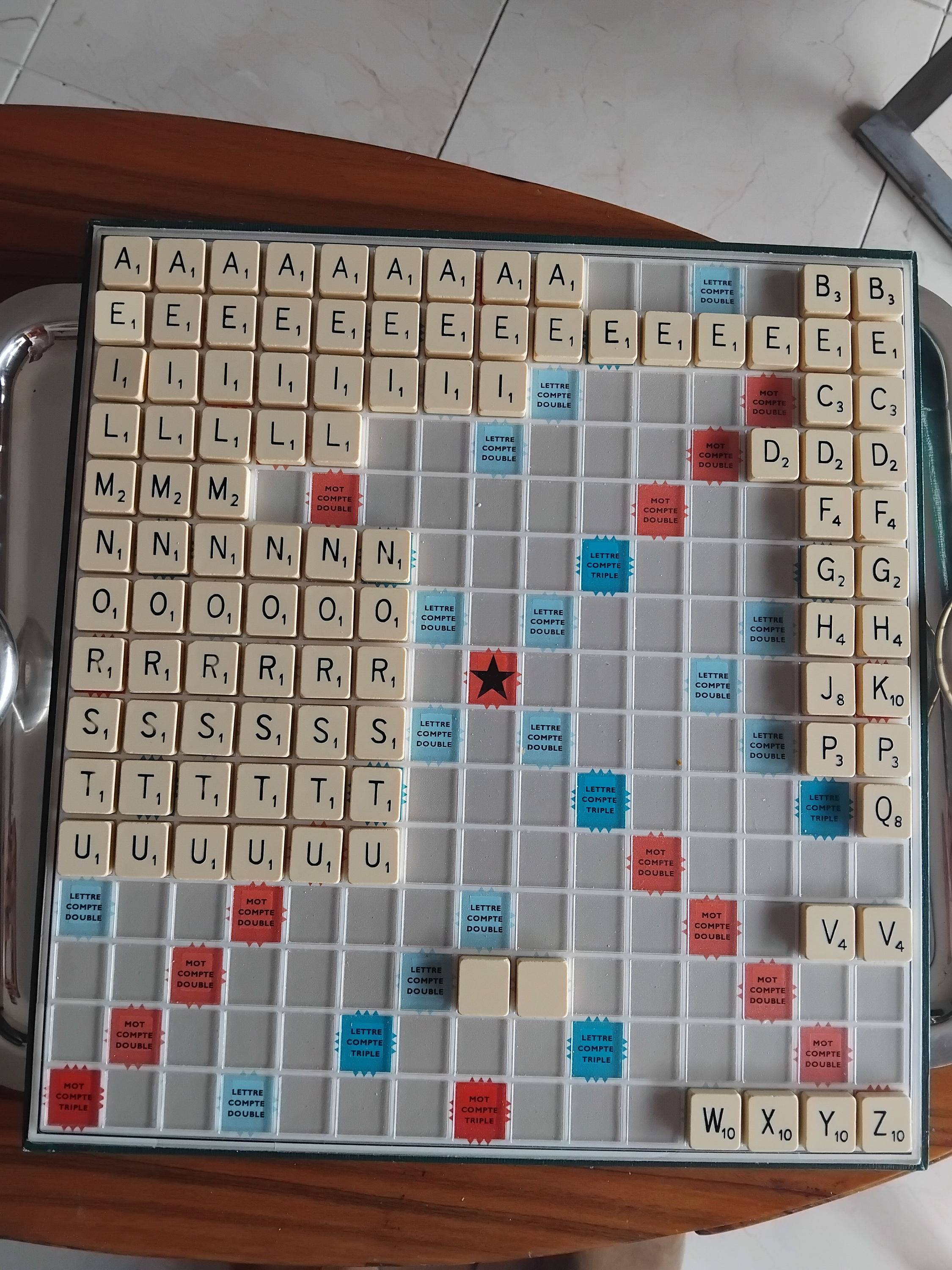 Vends scrabble de luxe plateau alvéolé pivotant et chevalets marqueurs jeu complet