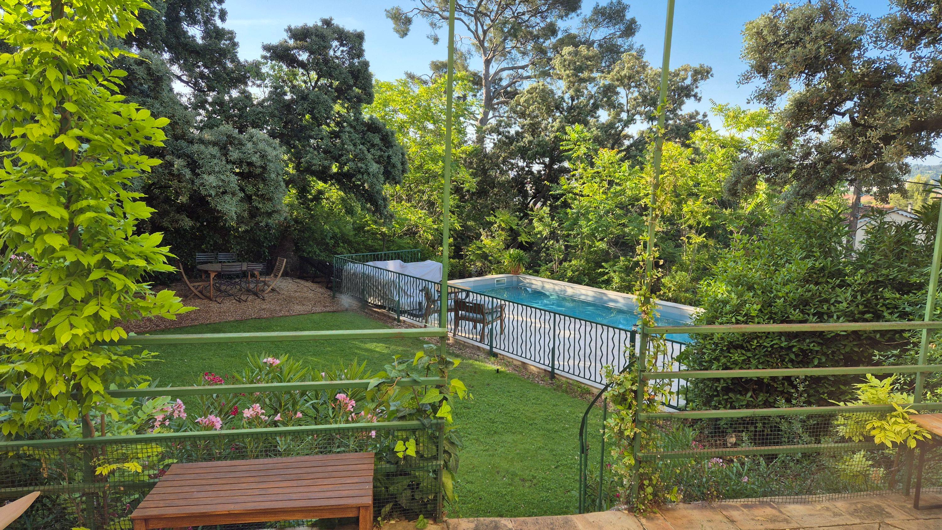 Propose à la location une maison avec piscine de 130m², 4 chambres (7 couchages) située à Toulon Est, 2 sdb