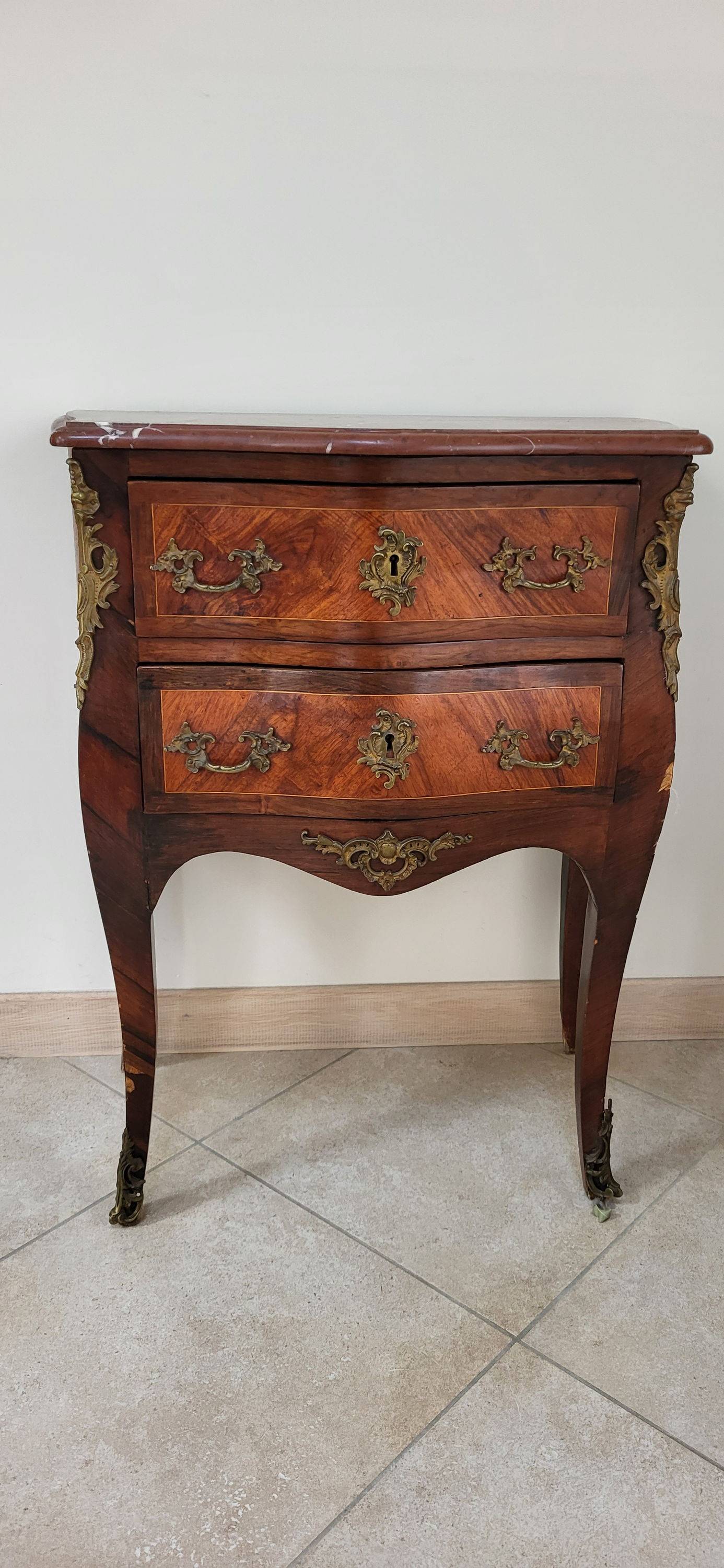 Vends commode sauteuse style Louis XV marqueterie et marbre rouge