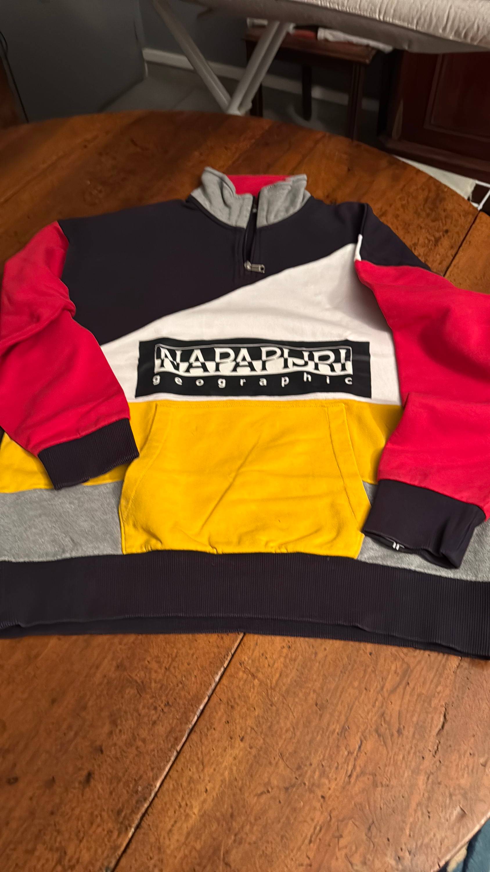 Vends sweat-shirt Napapijri - Taille S