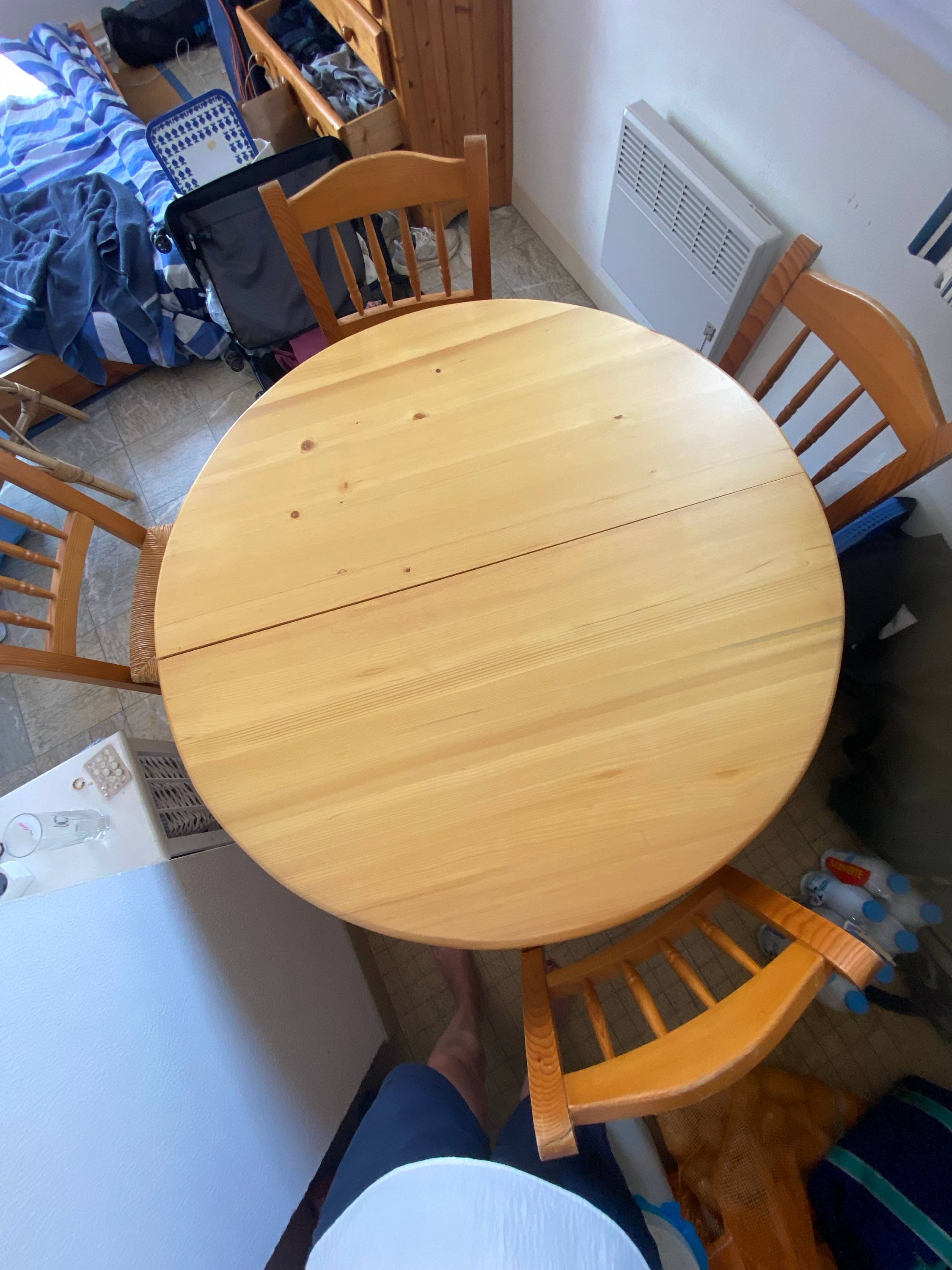Vends table ronde et 4 chaises paillées 