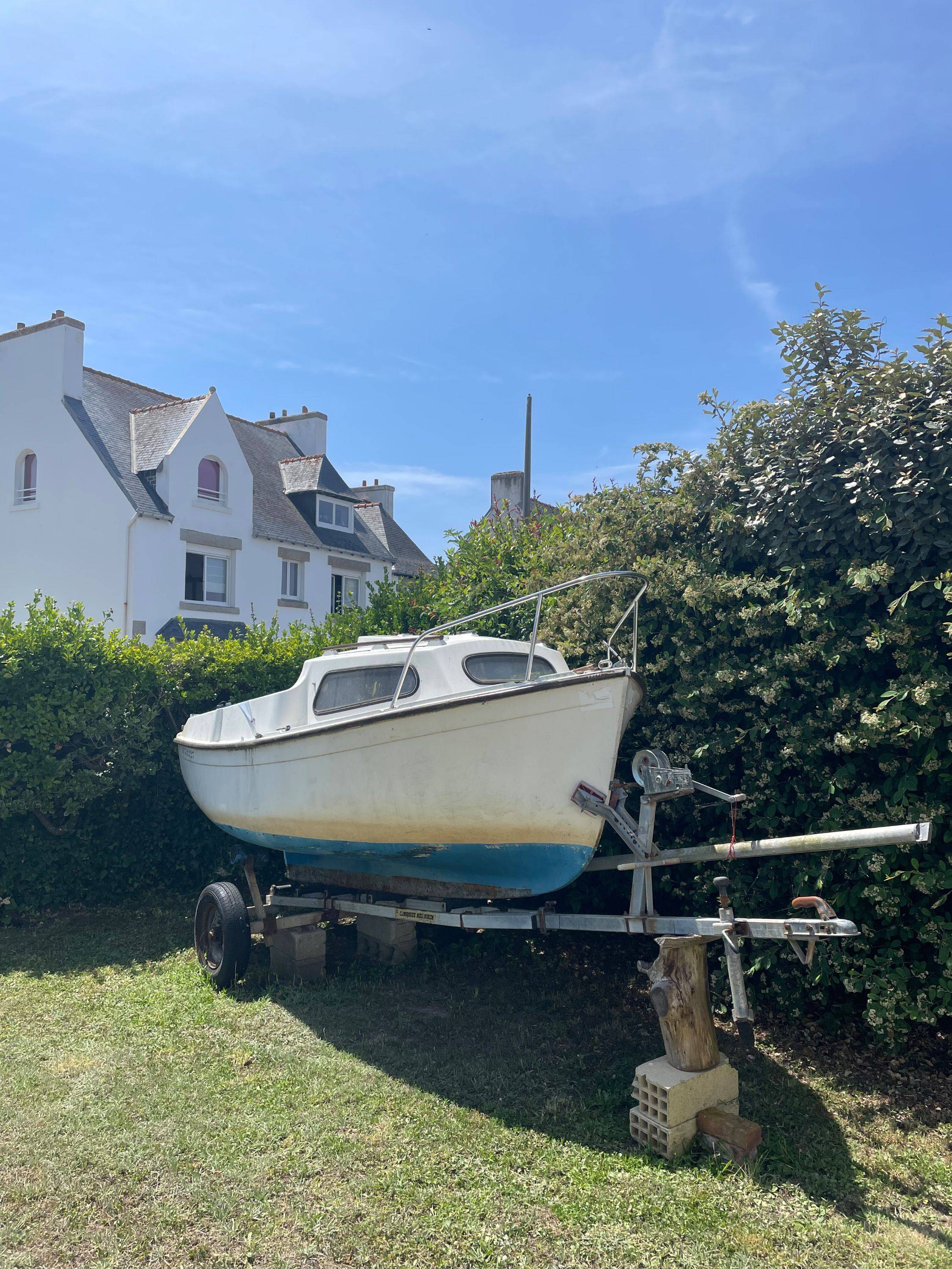 Vends bateau Beneteau Cabochard avec moteur, voile et remorque