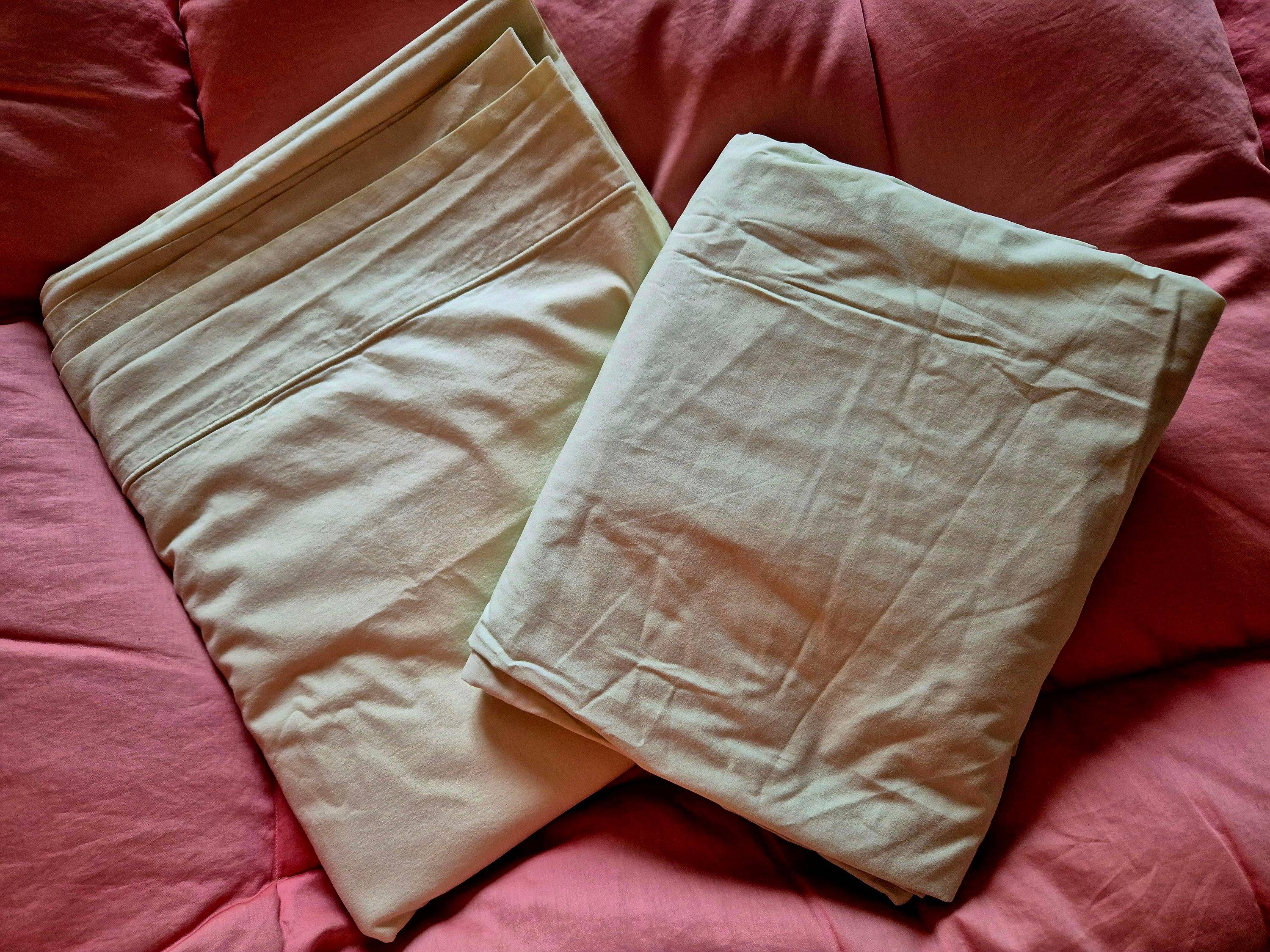 Vends lot de 1 drap plat et 1 drap housse 2 personnes en coton, marque Delorme et Linvosges, très bon état