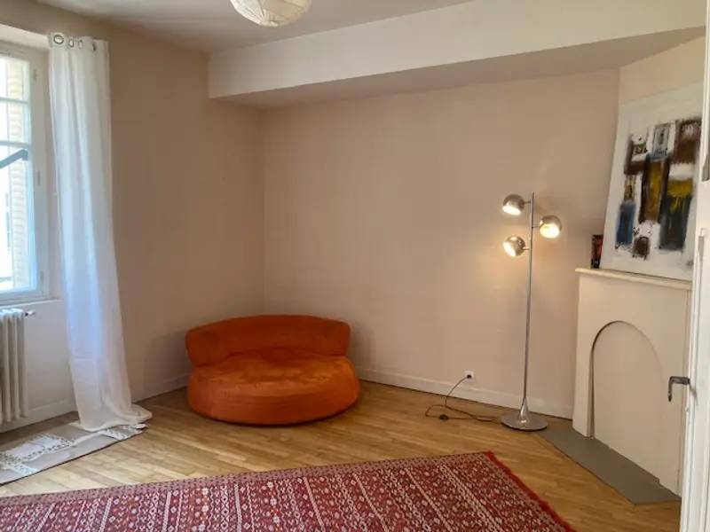 Loue 2 pièces - 48m² - parquet ancien. Hyper centre historique Rennes. Libre 26/12 suite départ stage