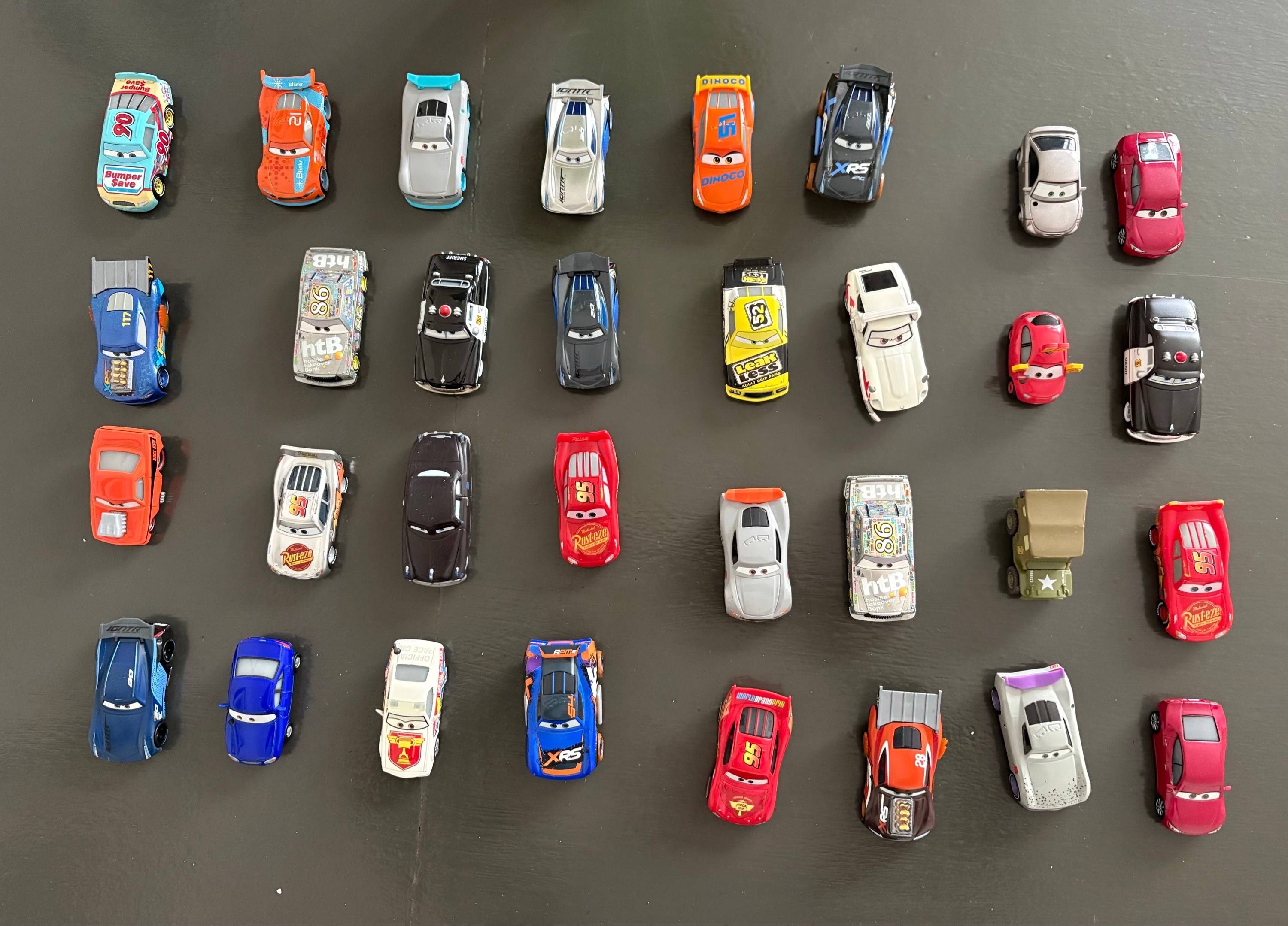 Vends lot de voitures Cars Disney rares en métal neuves