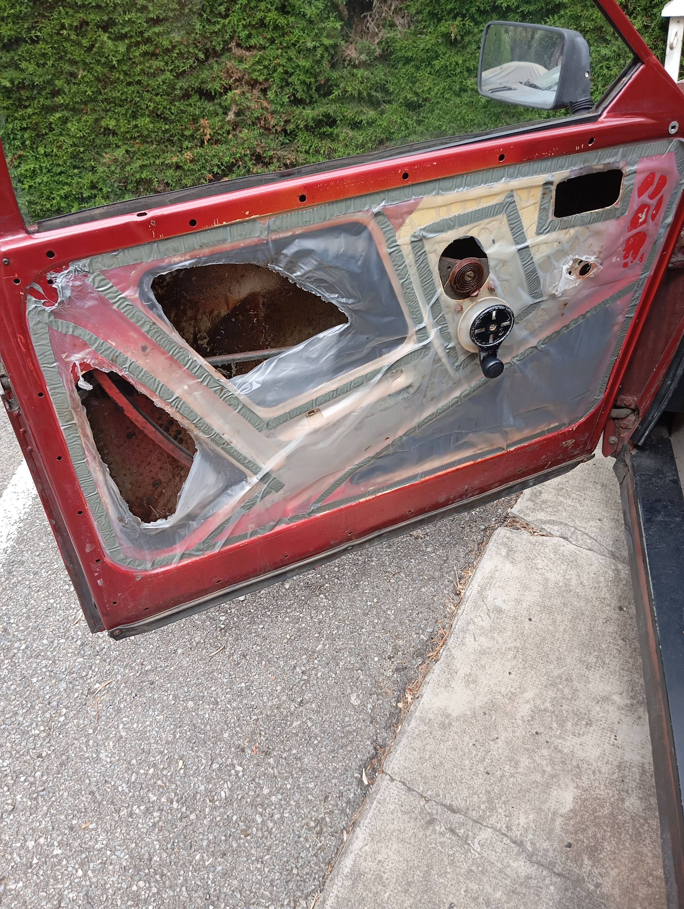 Cherche bon bricoleur ou artisan pour refaire panneaux de porte sur SAAB 96