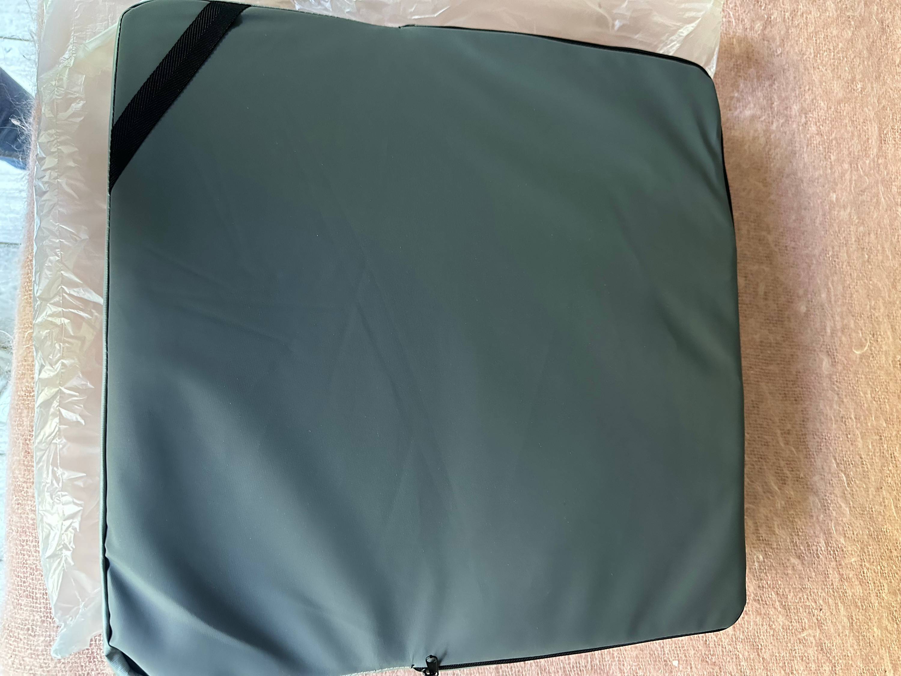 Vends coussin anti-escarres en mousse ergonomique
