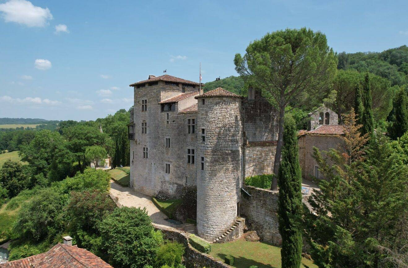 Recrute guide touristique et assistant administratif H/F