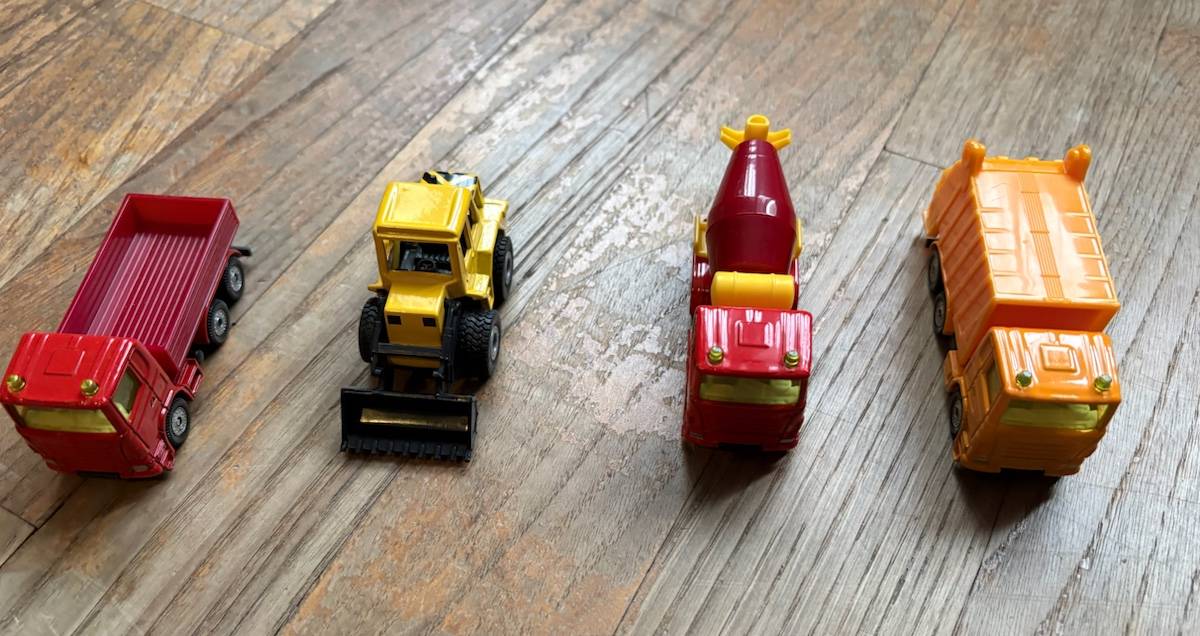 Lot de 4 petits engins très légers