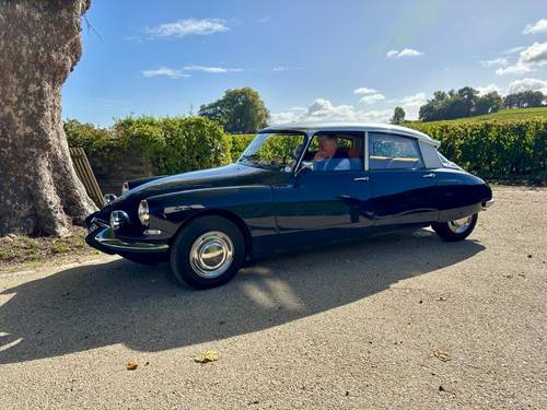 A LOUER voiture de mariage (DS19 de 1967) avec chauffeur pour sortie de Messe et de Mairie