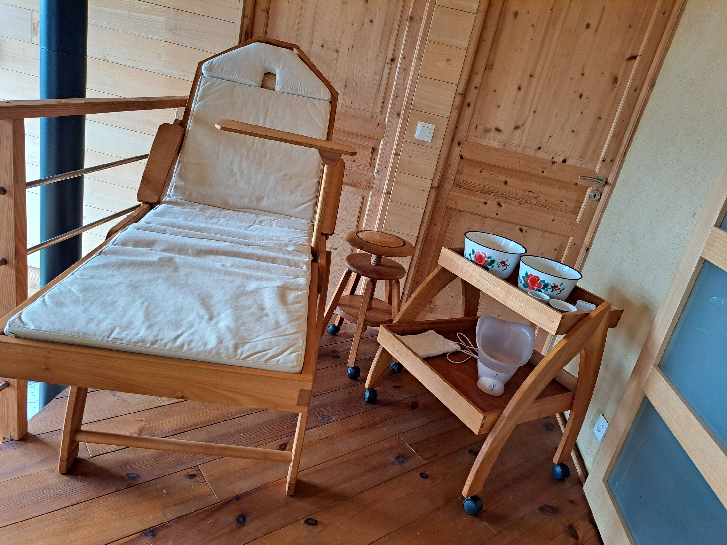 Vends table de massage en bois d'œuvre, desserte et tabouret