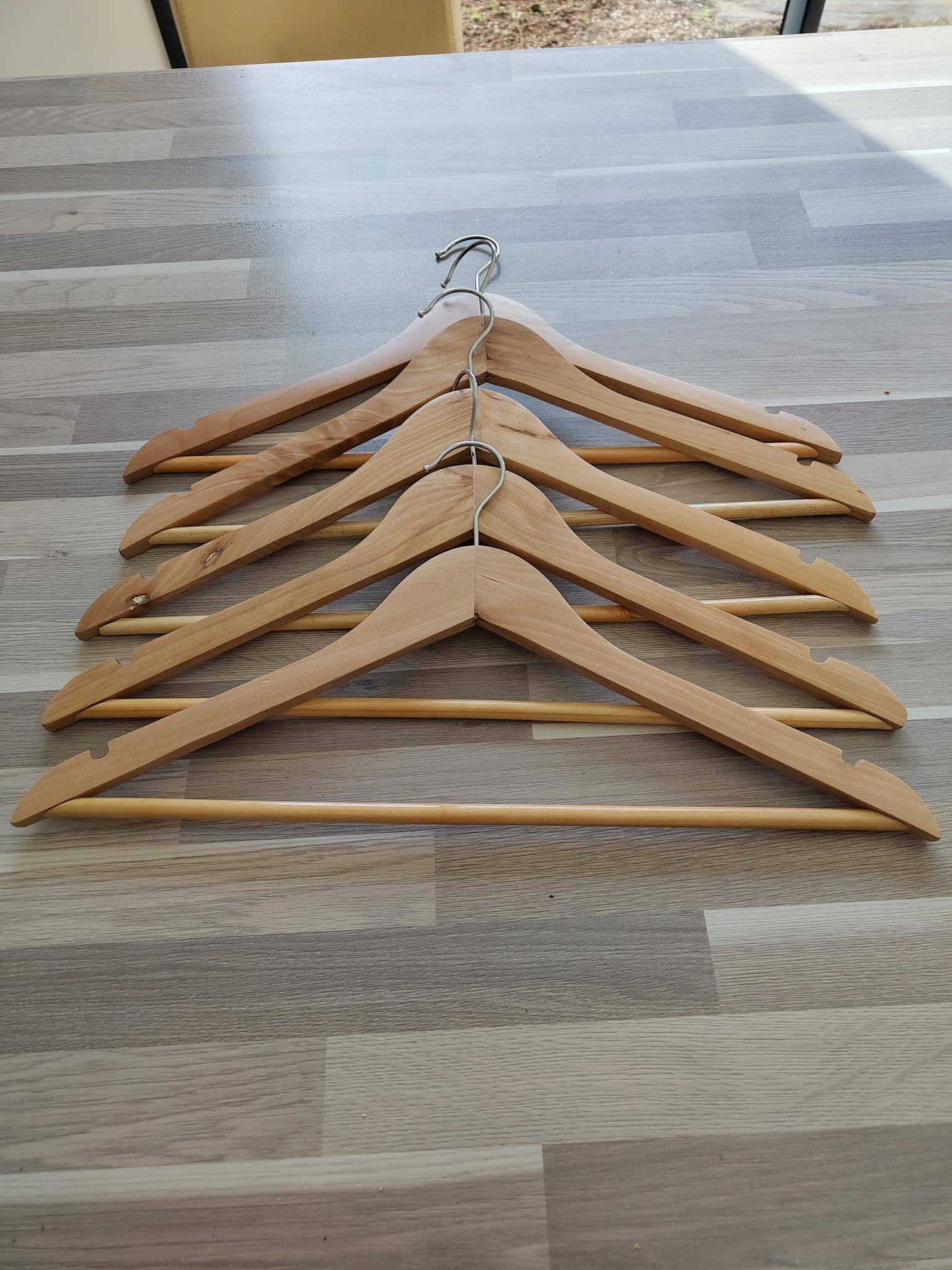 Vends lot de 5 cintres en bois massif vernis