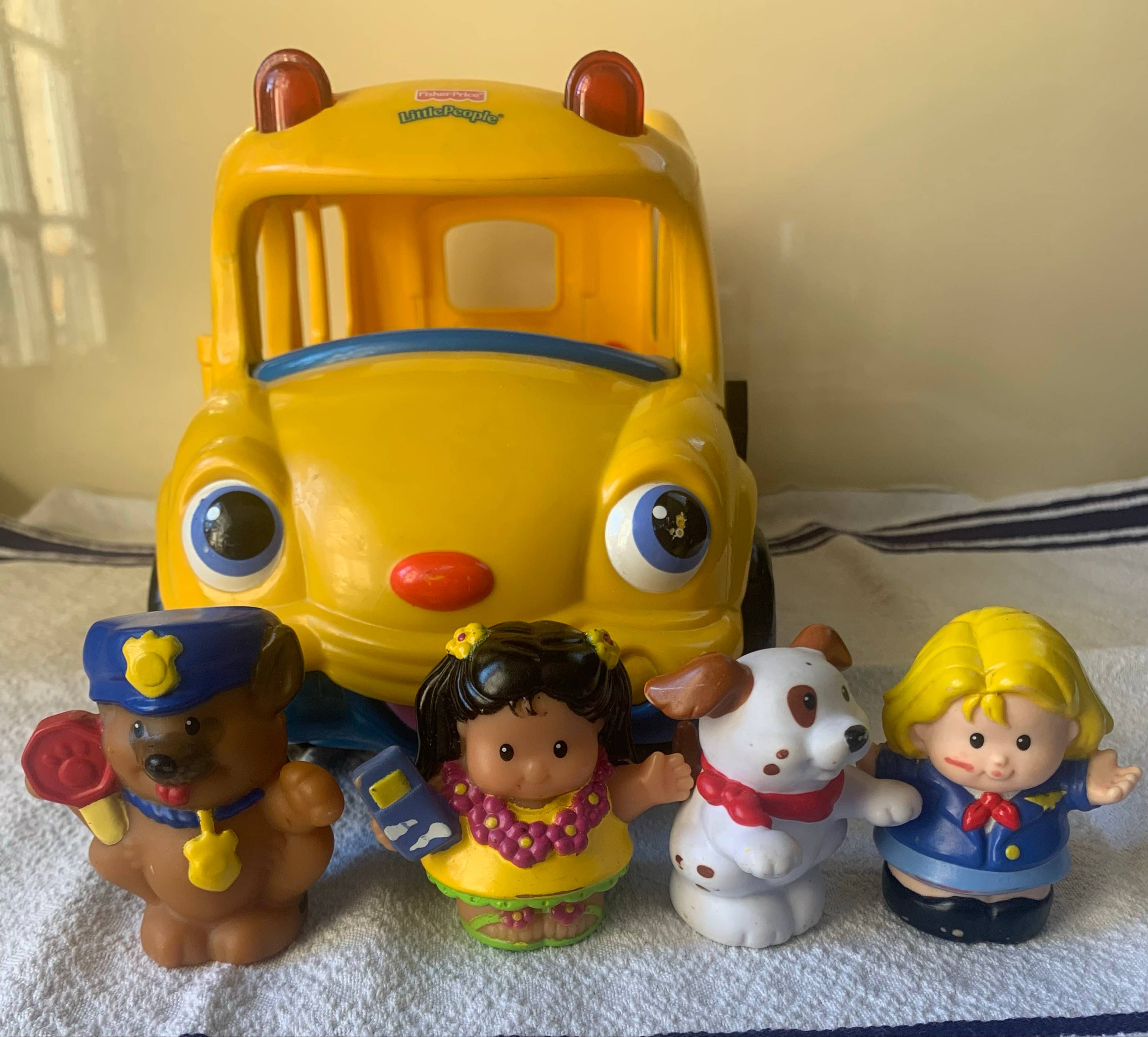 Vends Fisher Price Little People bus avec 4 personnages