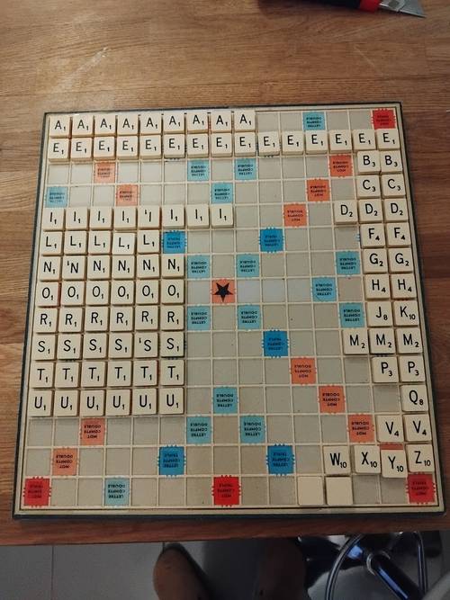 Vends scrabble de luxe modèle spécial avec plateau alvéolé pivotant et 4 chevalets pour marquage des scores