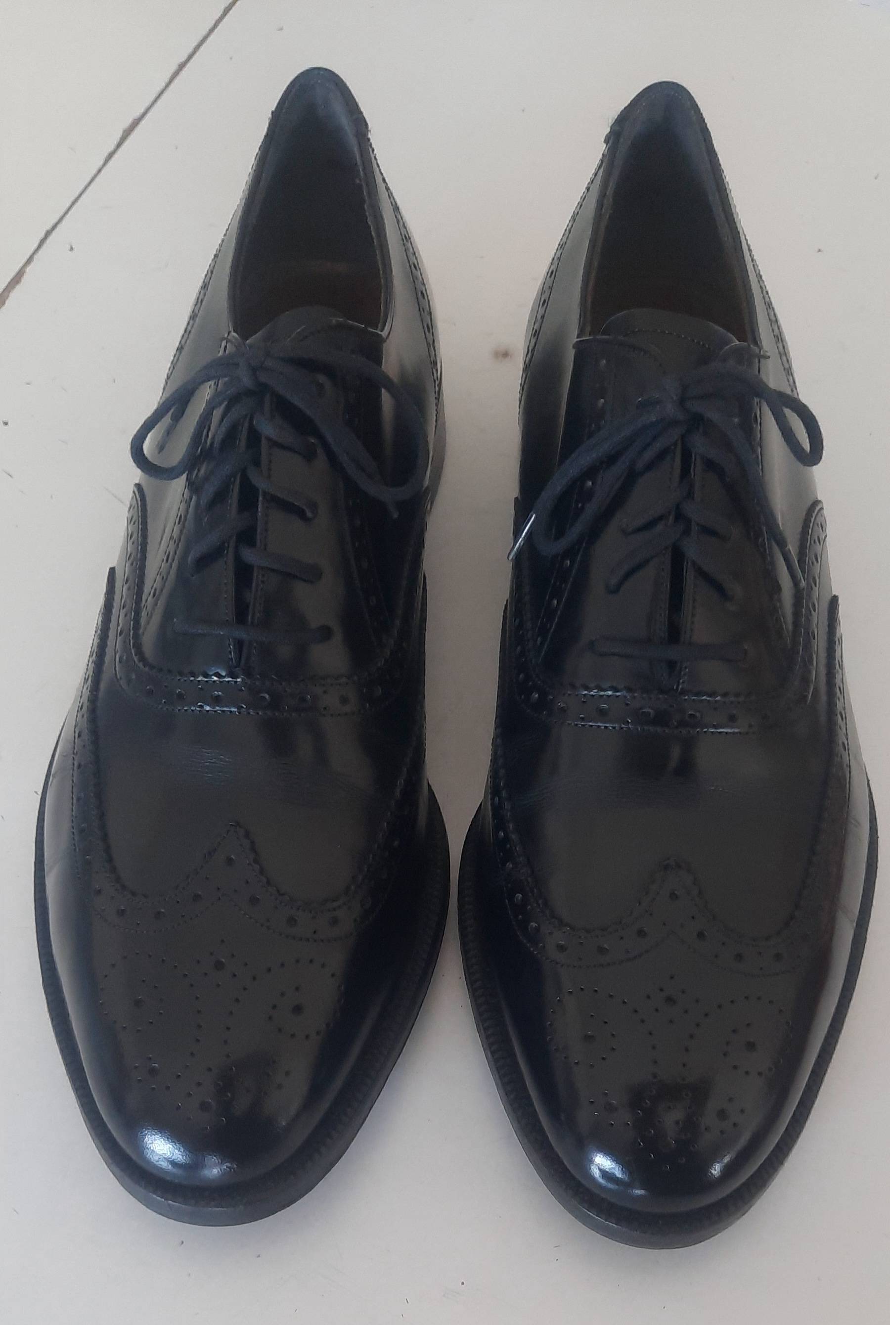 Vends paire de chaussures Barker en cuir noir