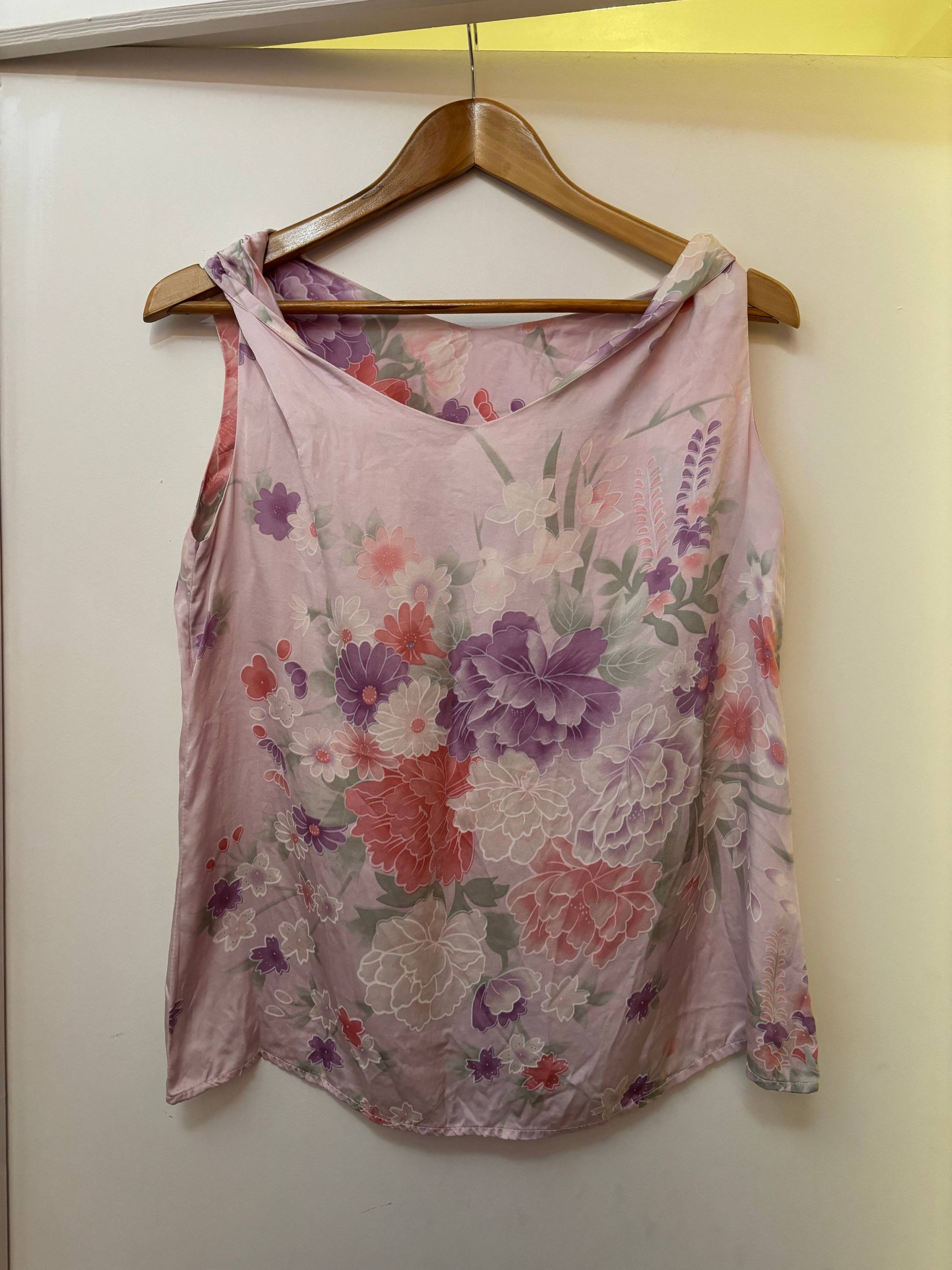 Top en soie taille 40, en très bon état