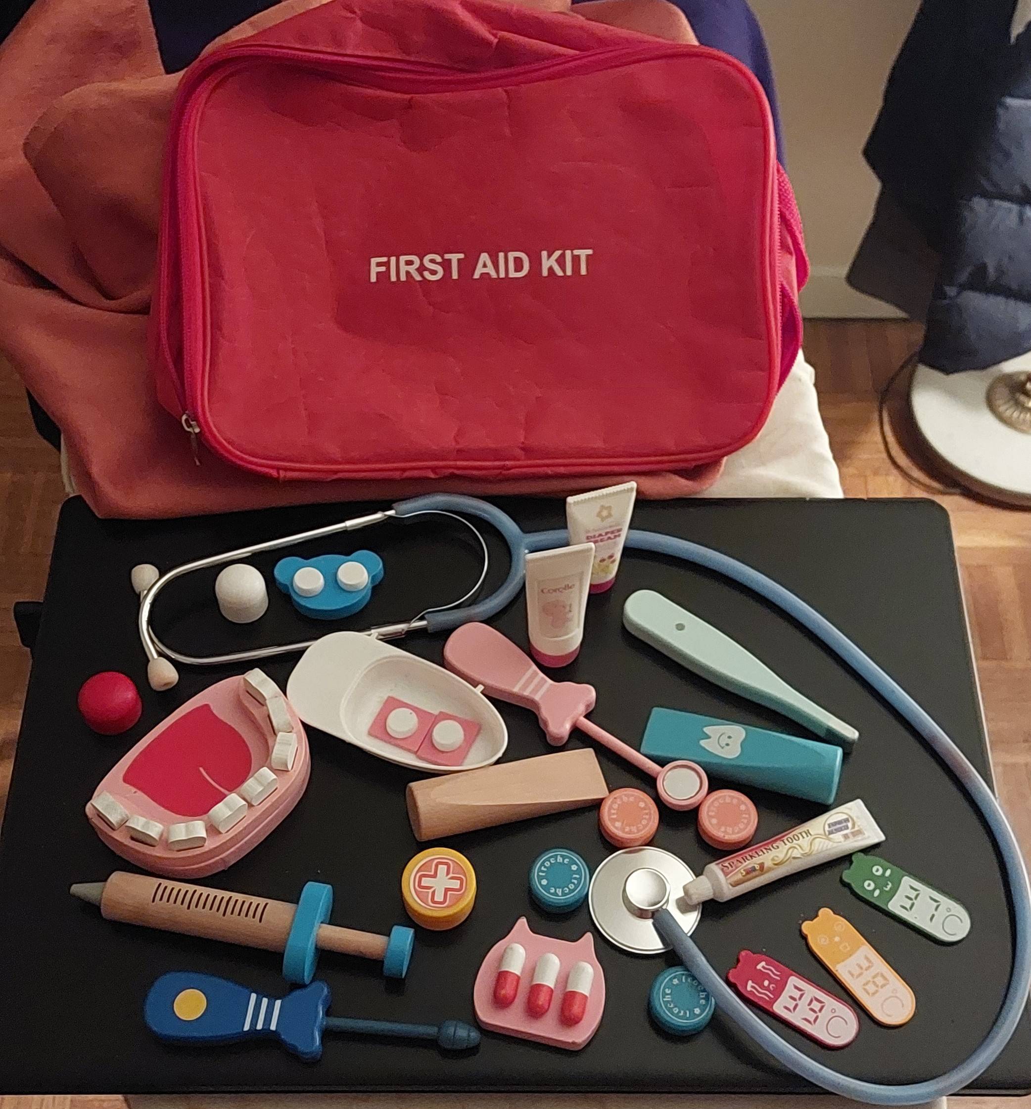 Le petit Docteur KIT FIRST AID avec ses outils pour soigner