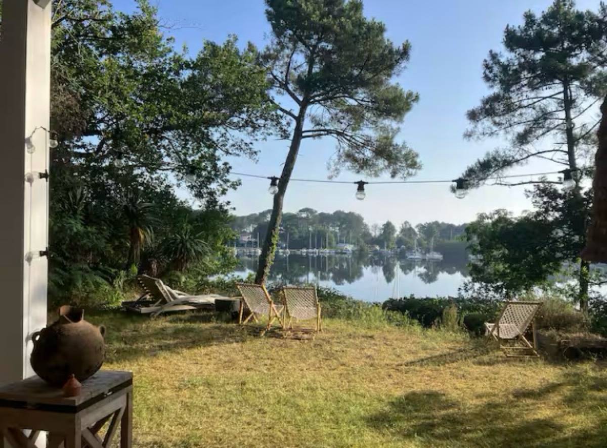 Loue chalet 1ère ligne face au lac - 4 couchages - accès piste cyclable, paddle, canoë, ski nautique, club voile