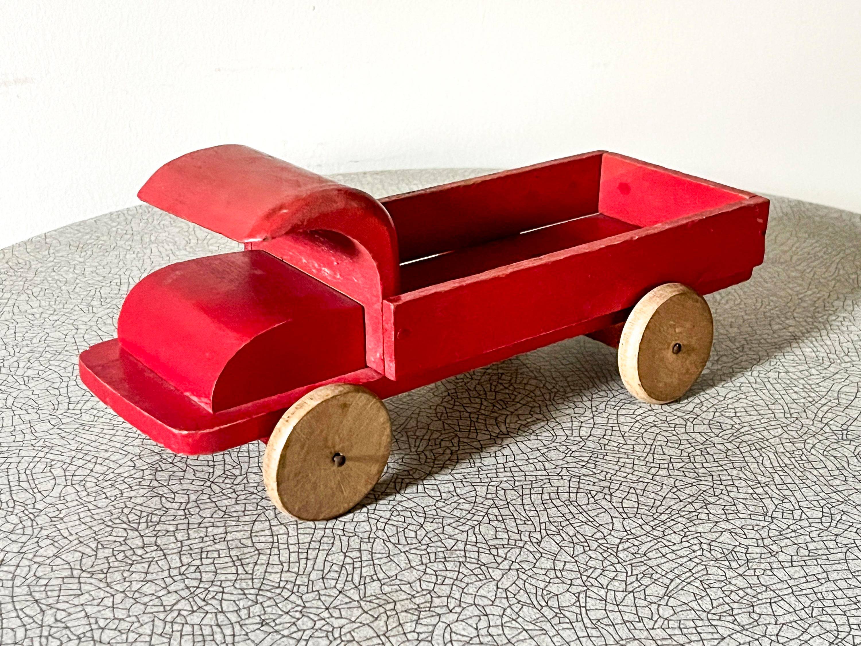 Vends camion plateau en bois rouge, jouet ancien