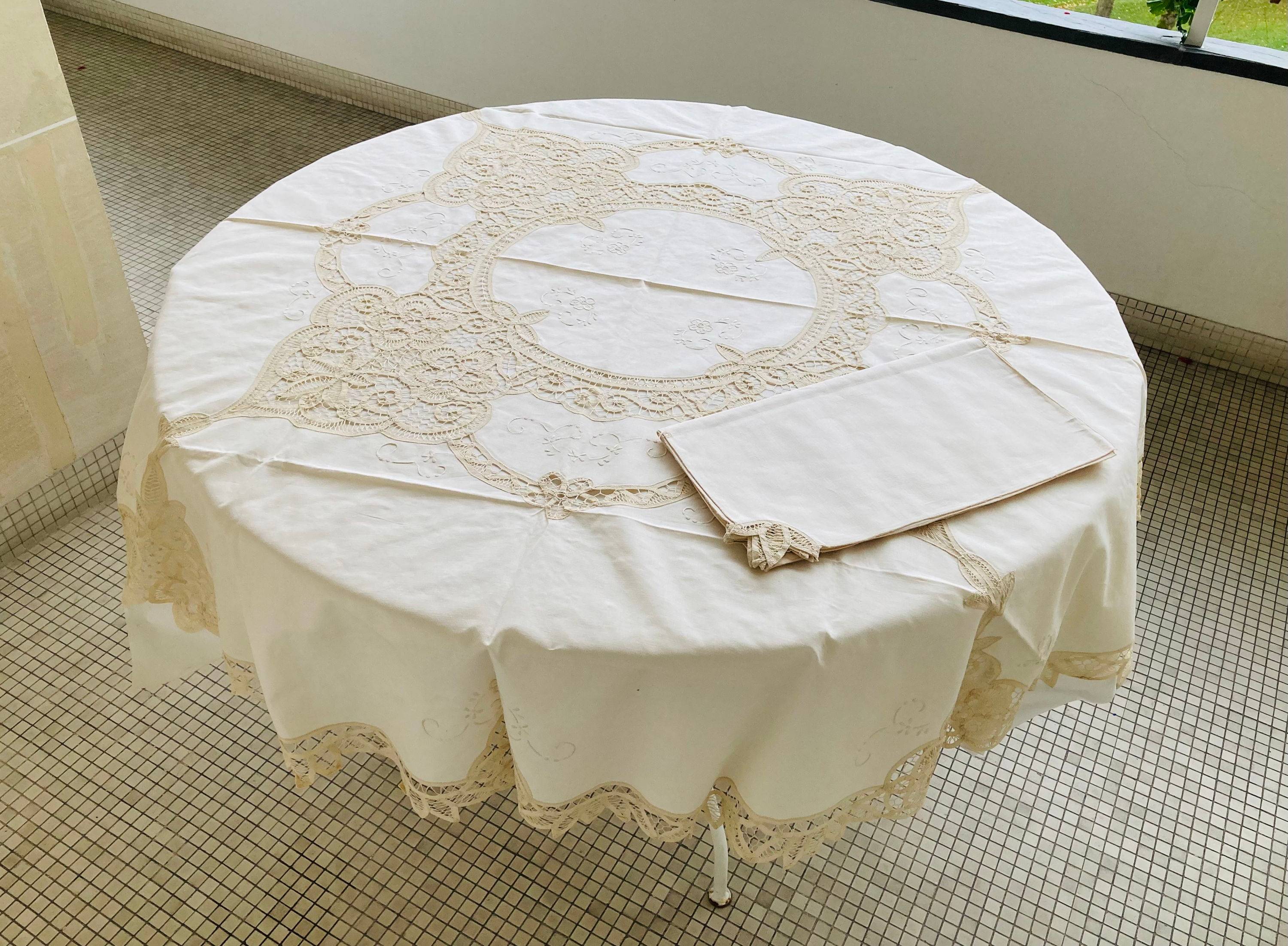 Vends NEUF Nappe Ronde en Lin avec inserts en Dentelle Bruxelles diametre 165 cm + 6 serviettes coordonnées