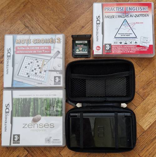 Vends Nintendo DS + pochettes de transport + 4 jeux