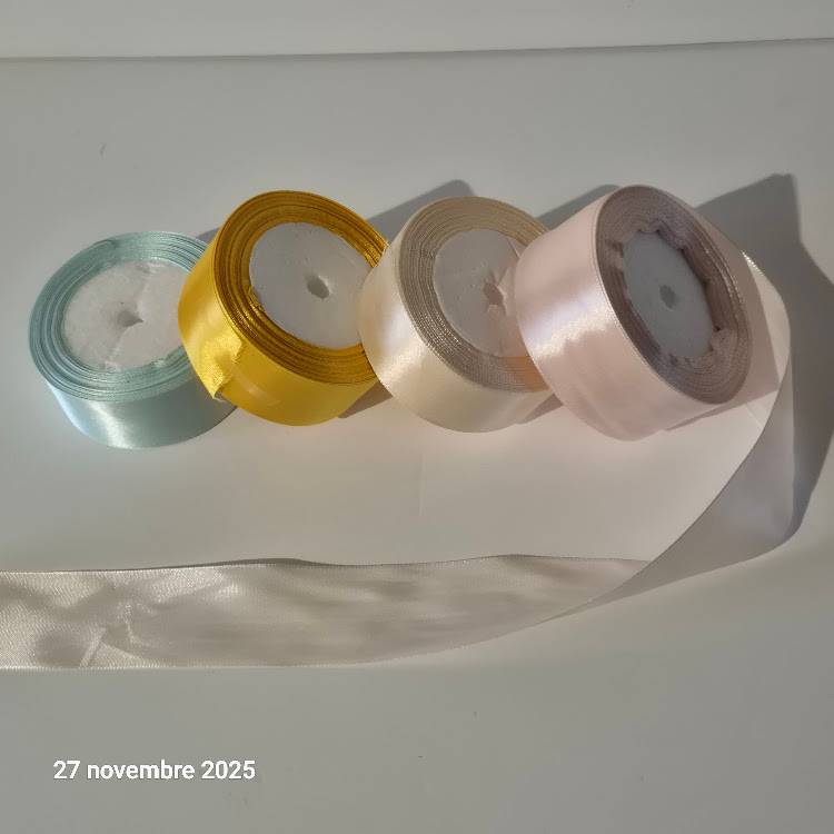 Vends lot de 4 bobines de ruban satin de couleurs douces et différentes