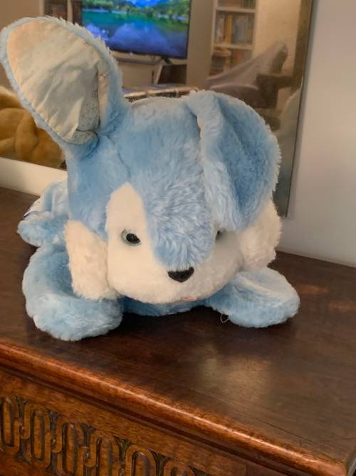 Vends Lapin bleu et blanc, marque Nounours, zip ventral pour mettre le pyjama ou une bouillote très bon état